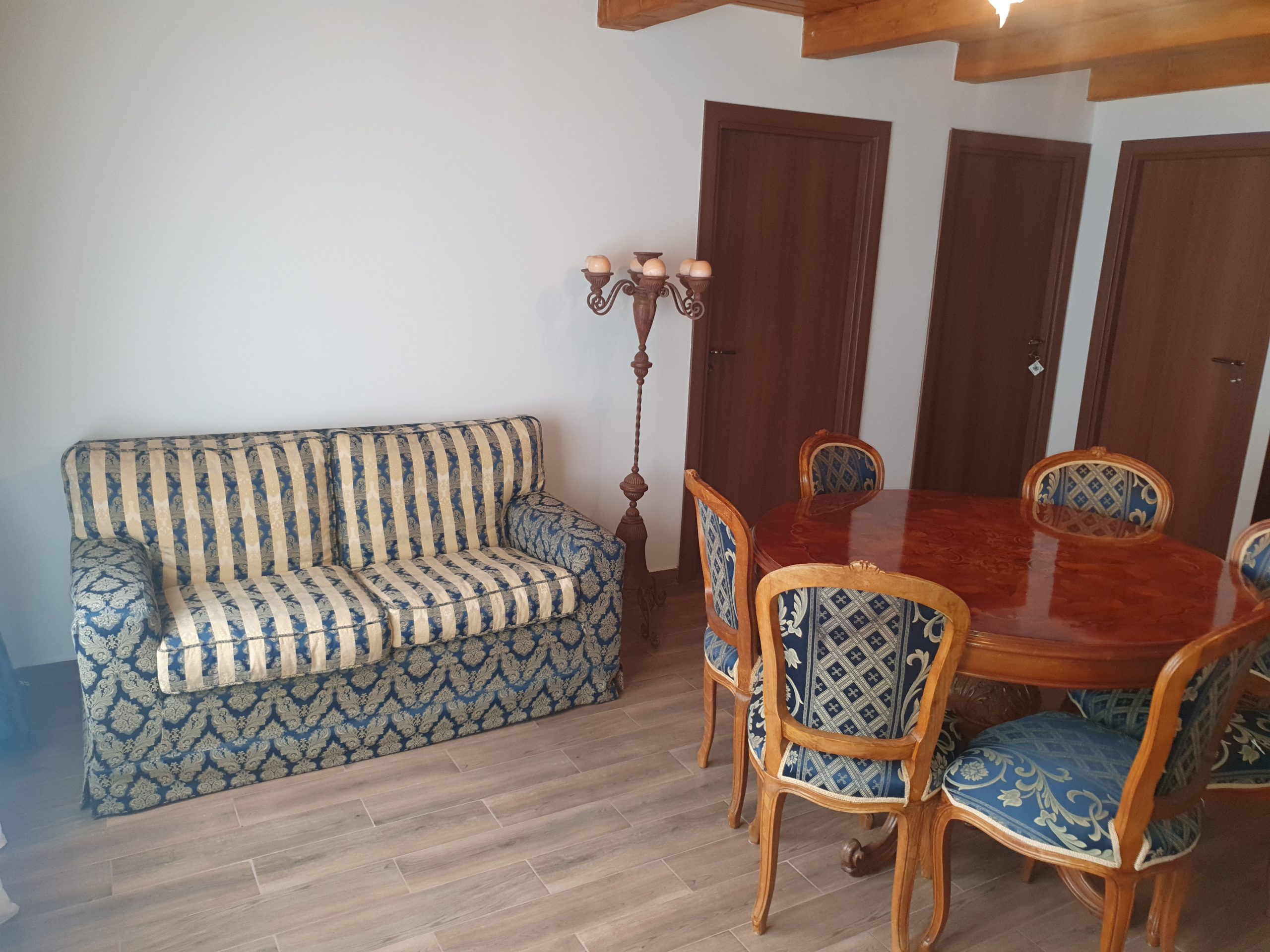 Inchiriez casa de vacanta