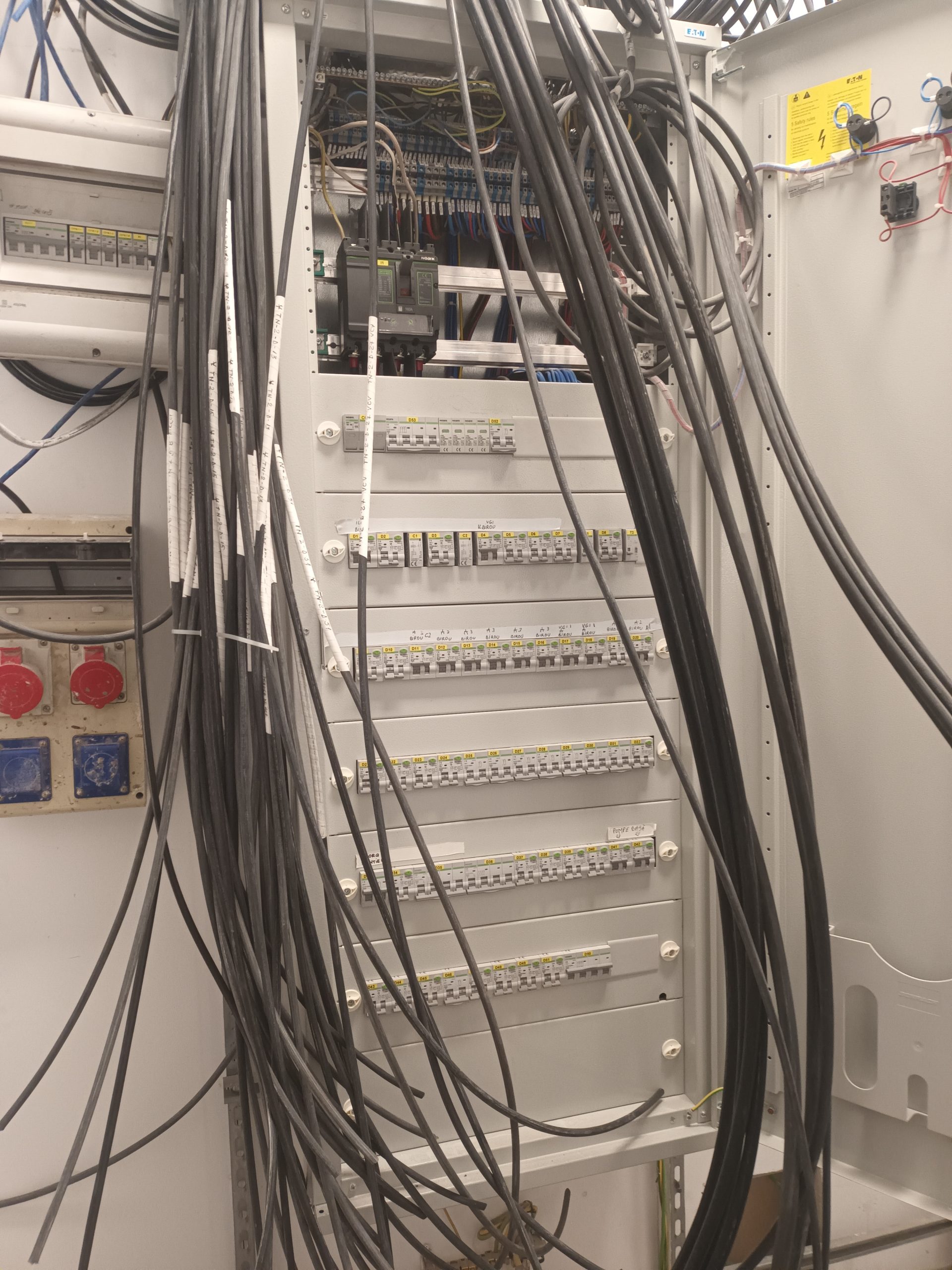Executam lucrări de instalații electrice