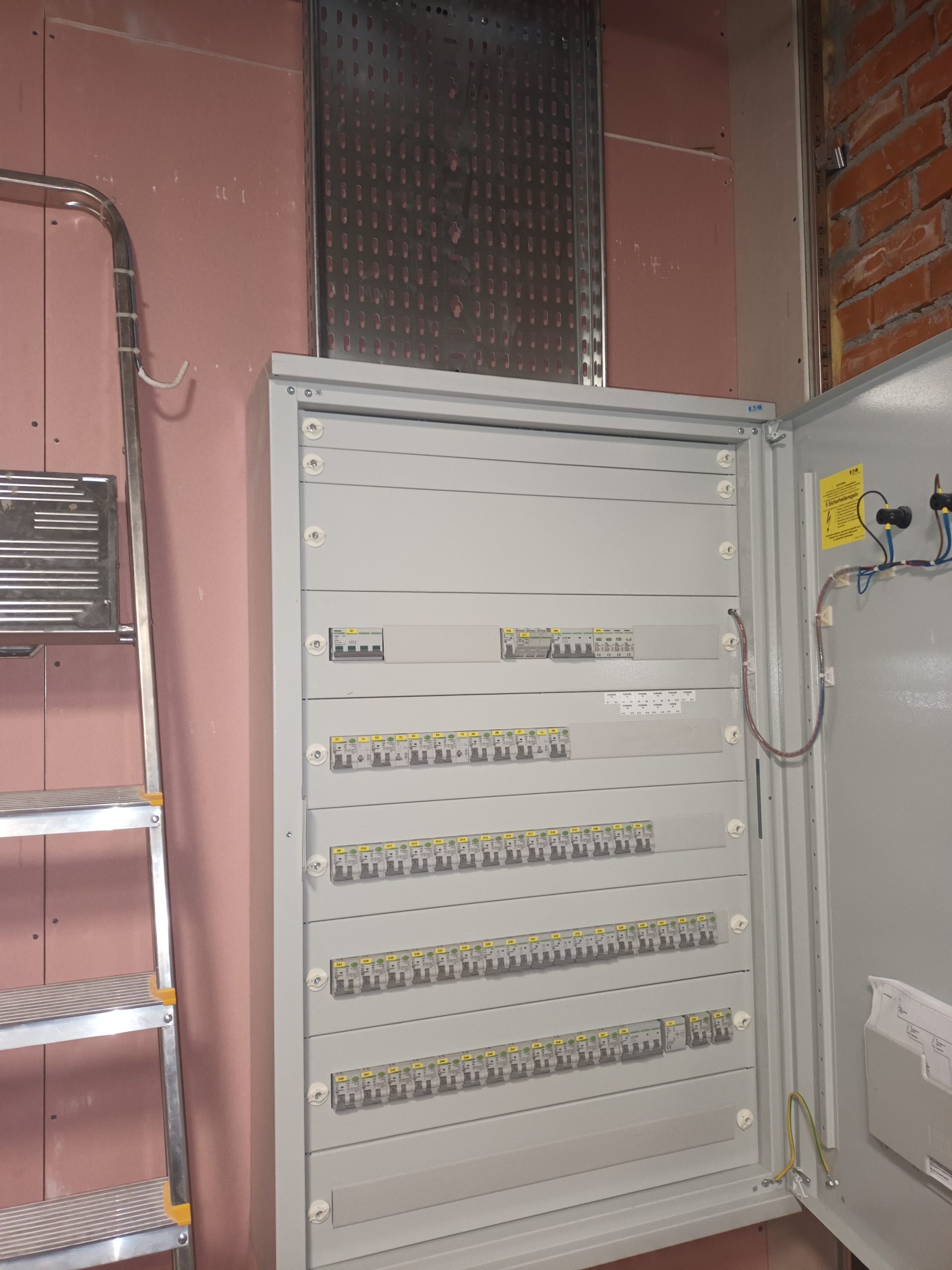 Executam lucrări de instalații electrice