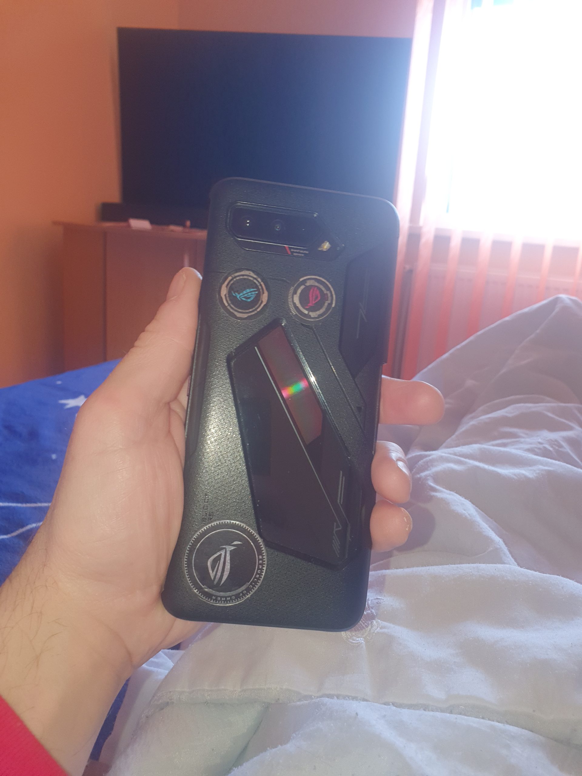 Vând telefoan asus rog fone 5 ultimate cu 18 giga ram