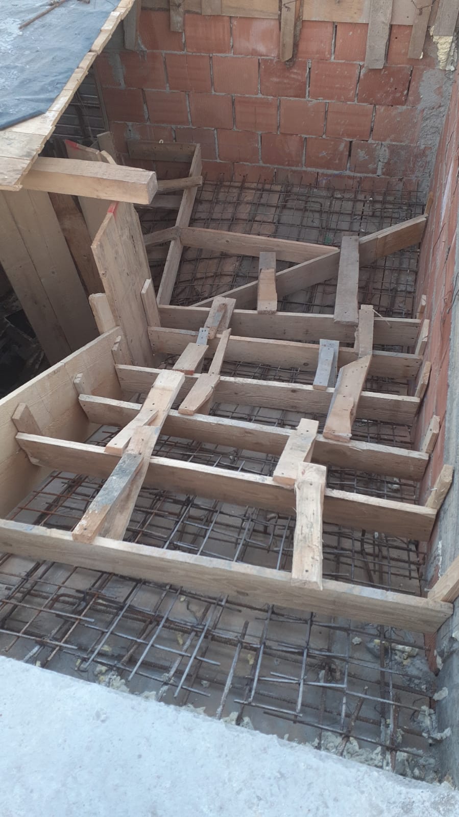 Firma de construcții cu experiența oferim servicii complete de la săpături la cheia in mâna !