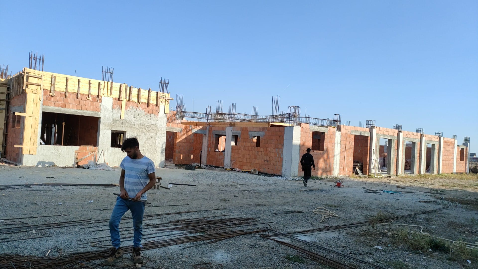 Firma de construcții cu experiența oferim servicii complete de la săpături la cheia in mâna !