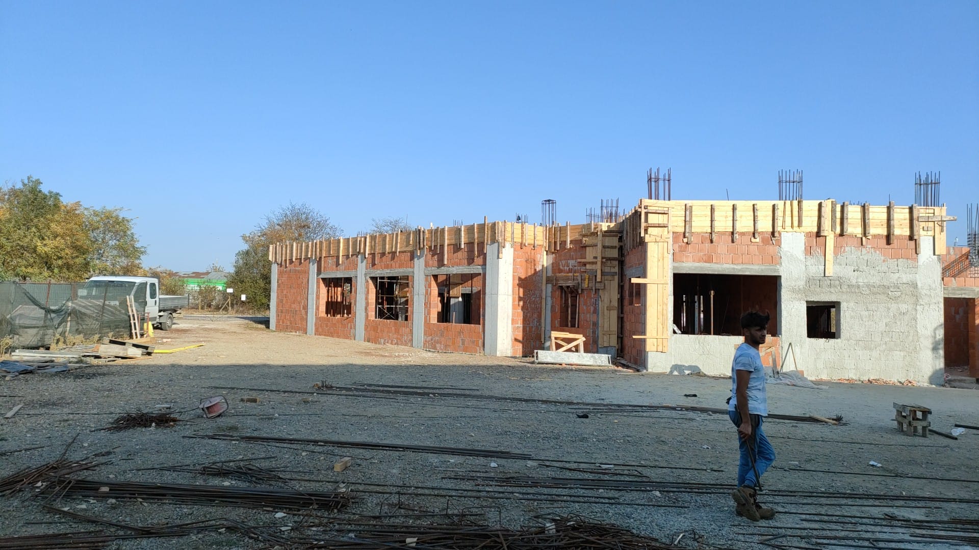 Firma de construcții cu experiența oferim servicii complete de la săpături la cheia in mâna !