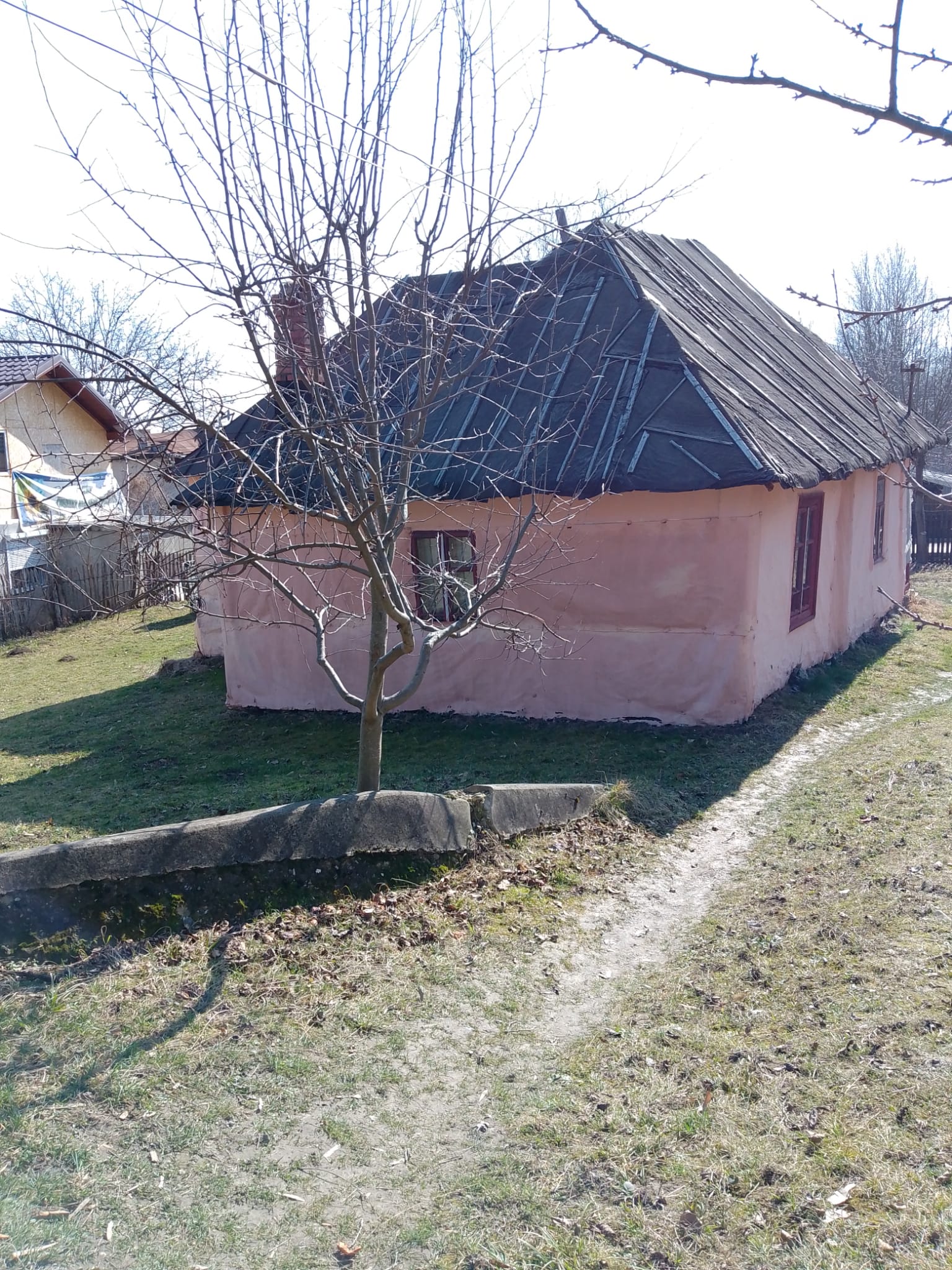 Vand casa batraneasca ( necesita renovare) + teren 2700 mp