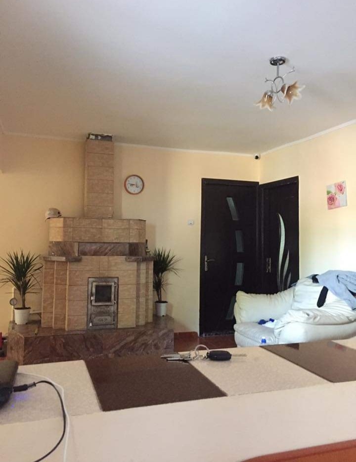 Vând casa