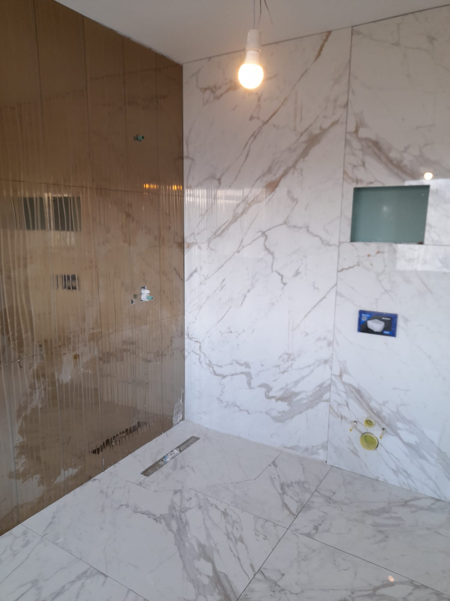 Ofer servicii de montaj pentru gresie, faianță și lastre ceramice