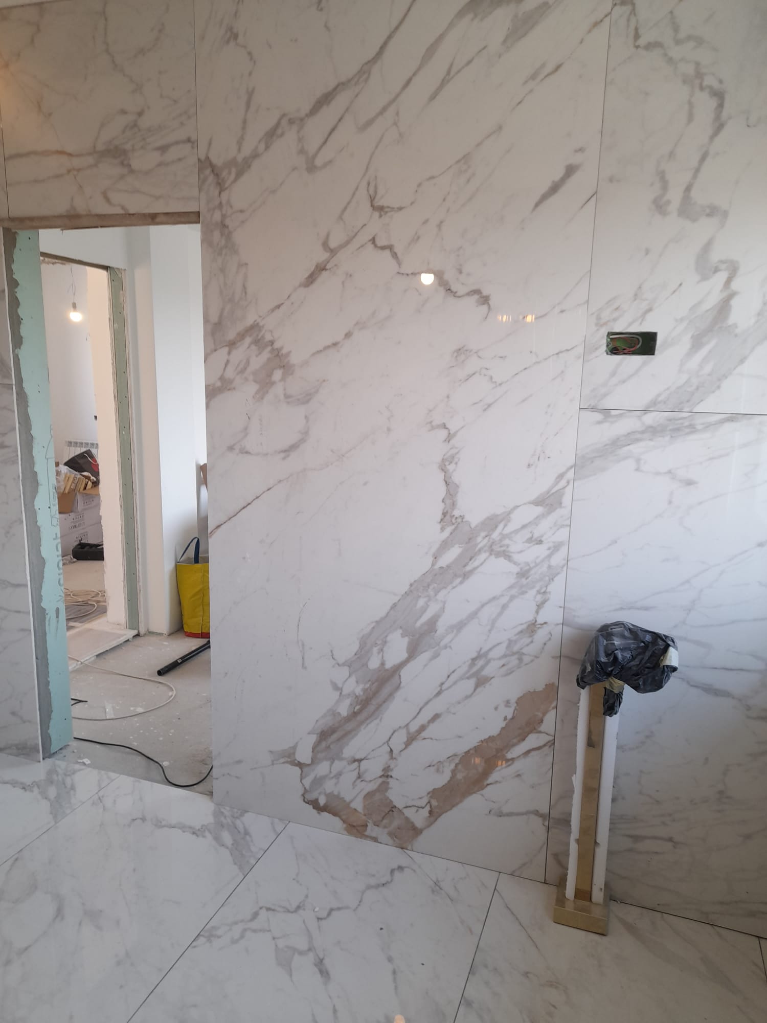 Ofer servicii de montaj pentru gresie, faianță și lastre ceramice