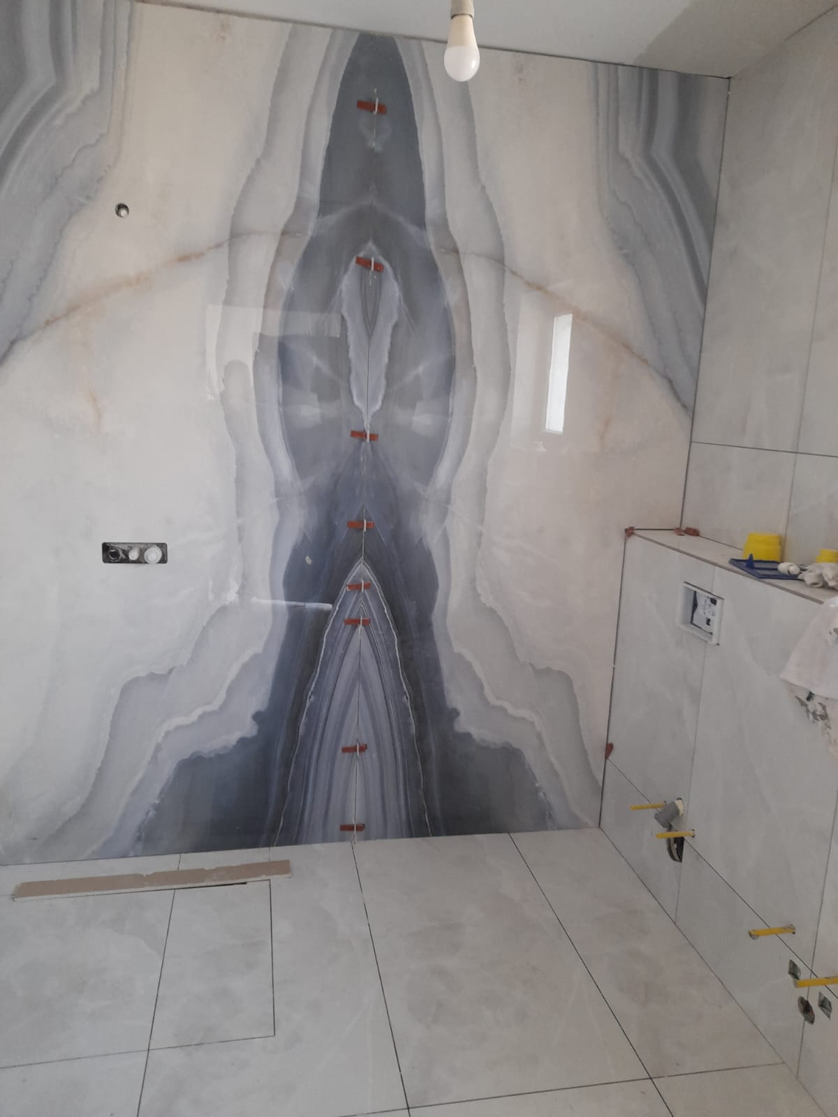 Ofer servicii de montaj pentru gresie, faianță și lastre ceramice