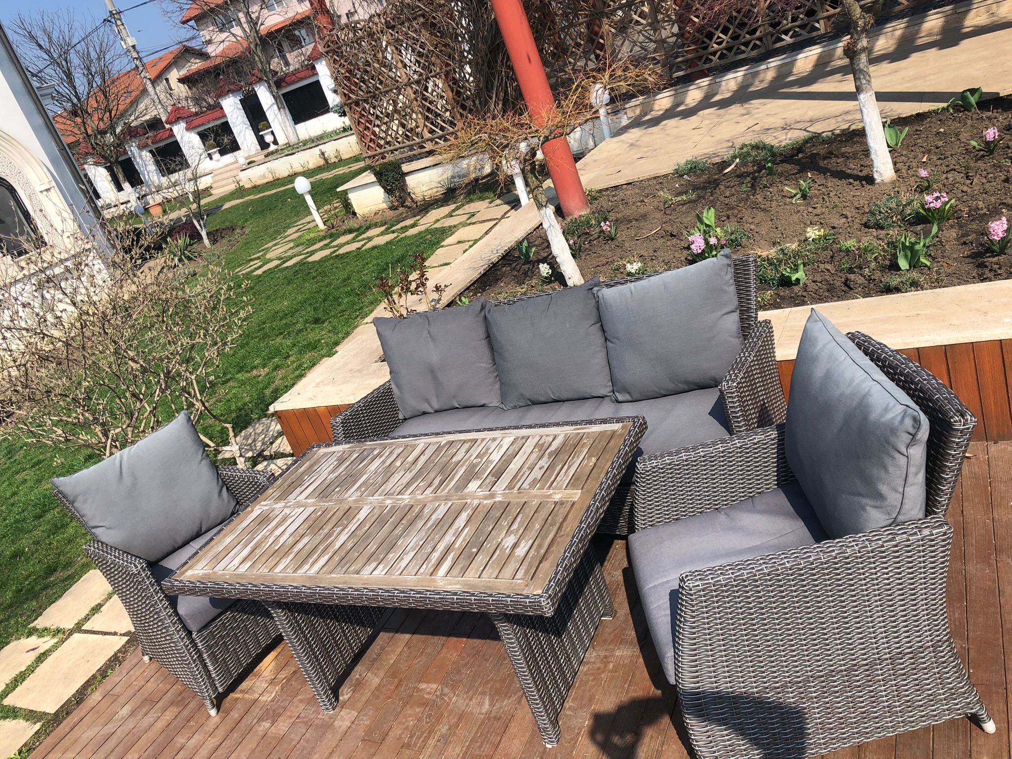 Set mobila, canapea, doua fotolii și masa