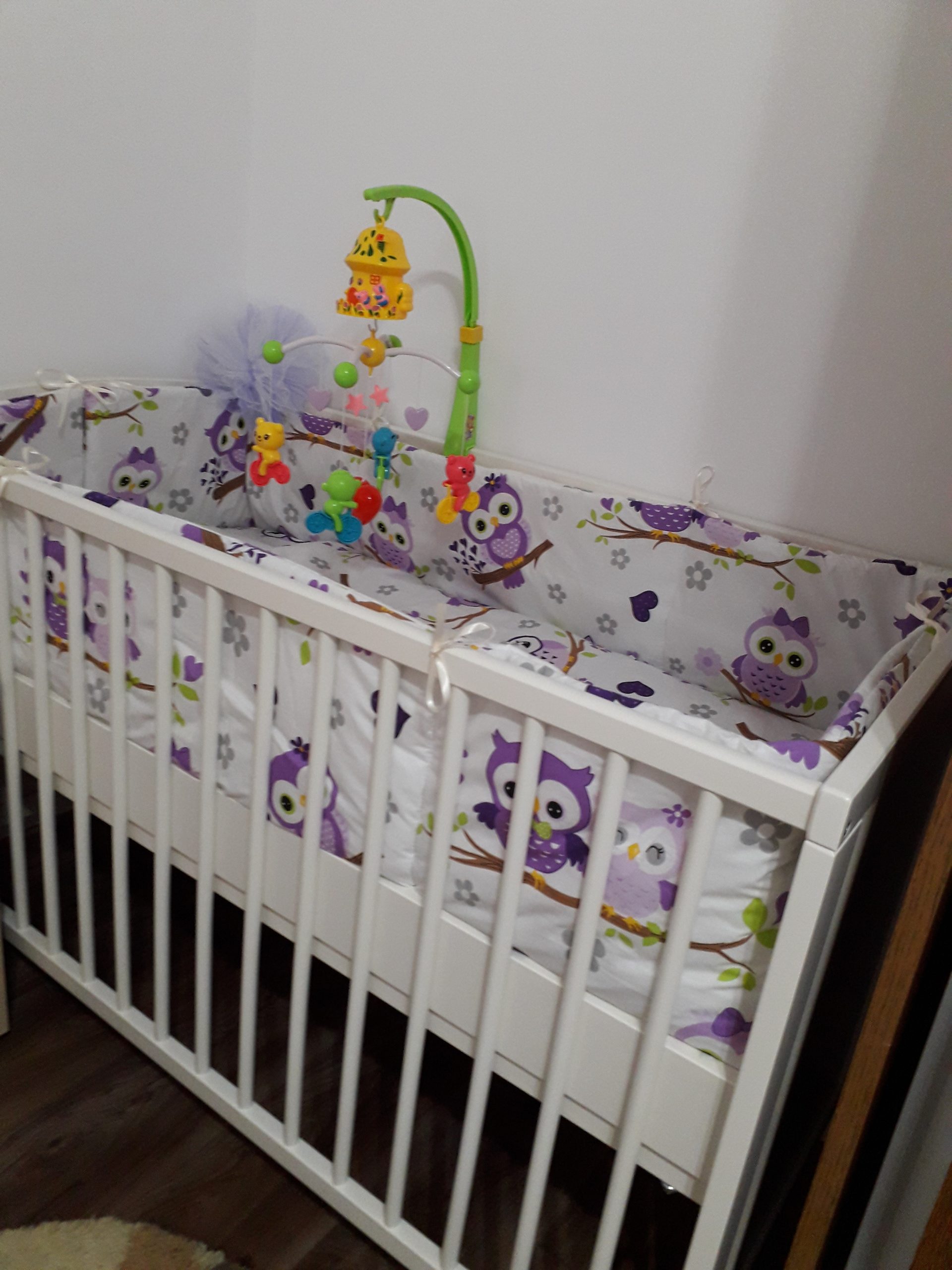 Pătuț bebe alb de vanzare.
