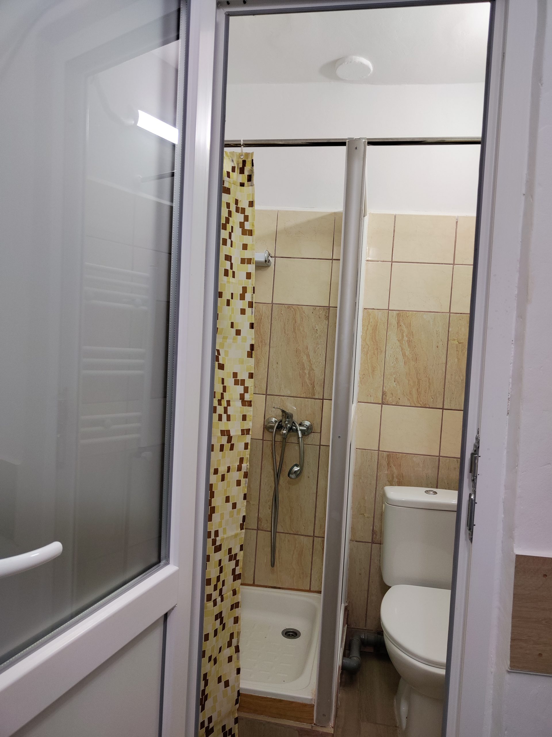 închiriez garsonieră