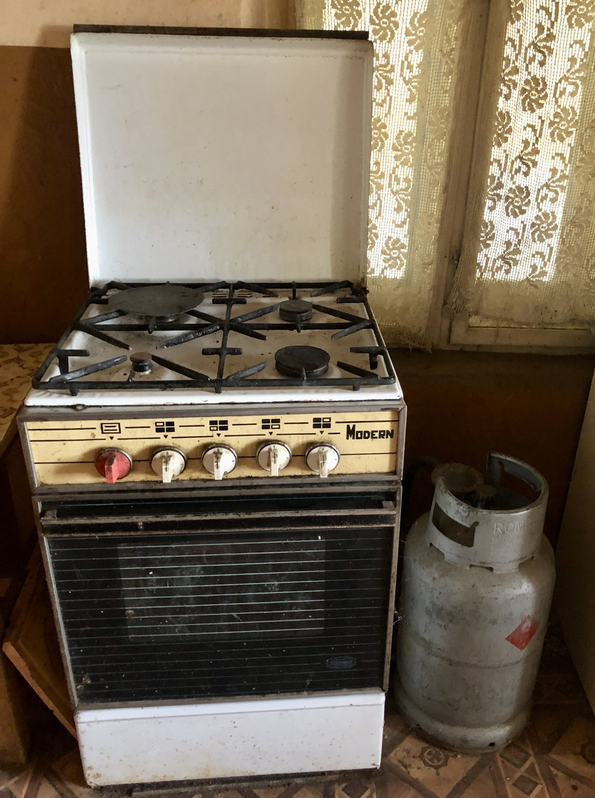 Aragaz marca Modern cu 4 ochiuri cu cuptor + butelie gas