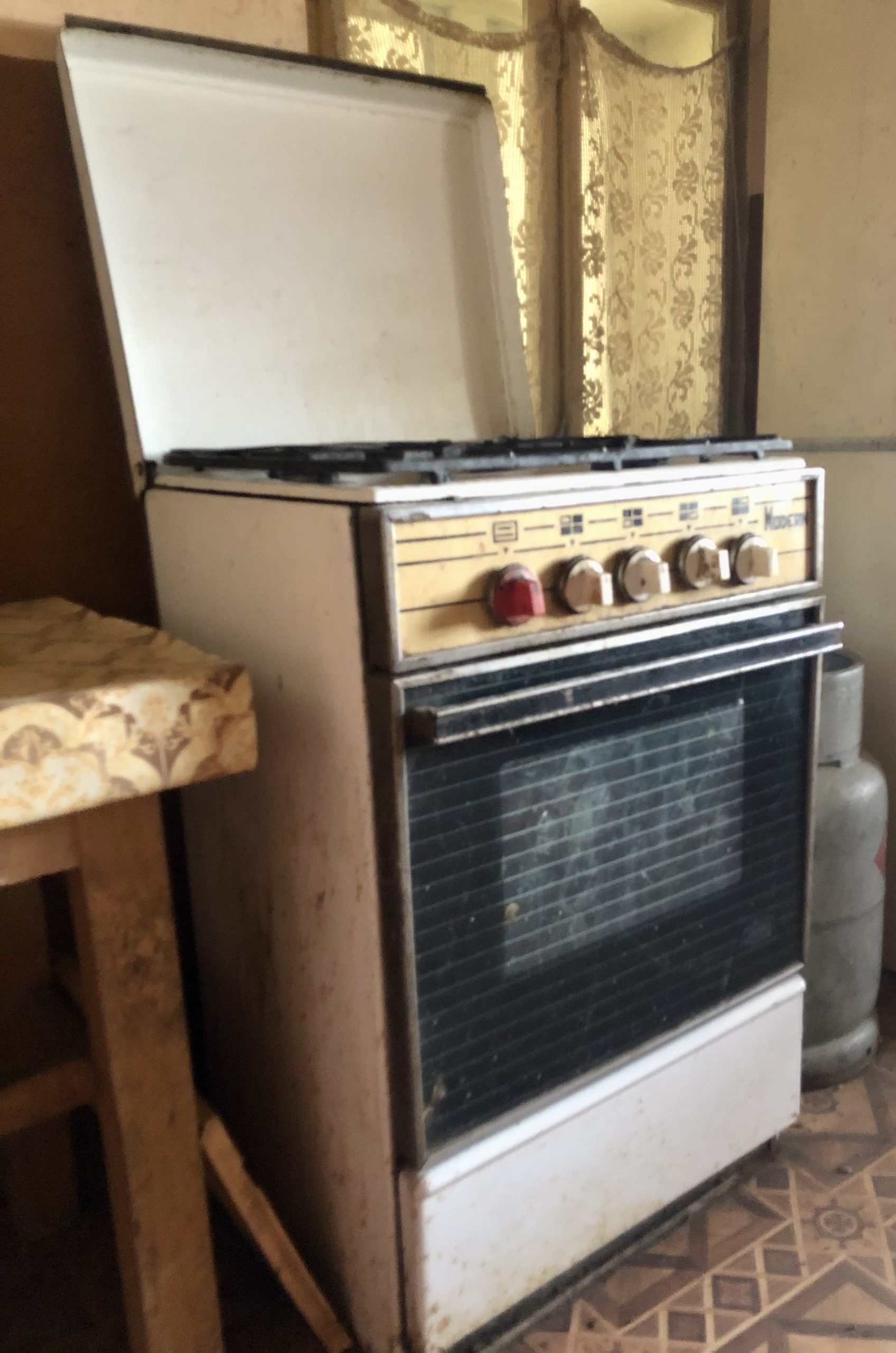 Aragaz marca Modern cu 4 ochiuri cu cuptor + butelie gas