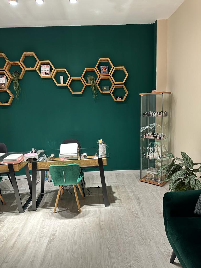 Inchiriez spatiu cu preluare afacere. Salon de infrumusetare in Cluj.