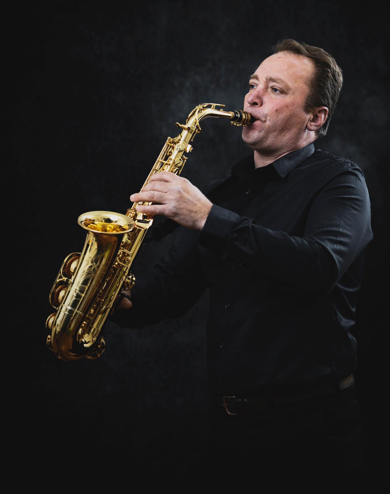 Saxofonist nunti botezuri cafenele restaurante