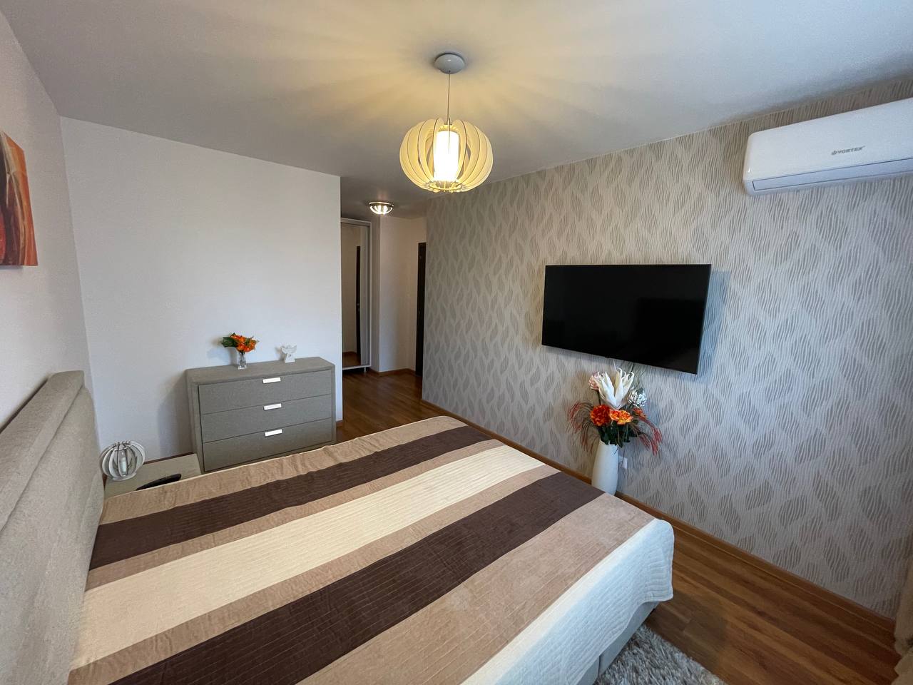 Inchiriez 3 camere | loc parcare inclus | prima inchiriere | proprietar