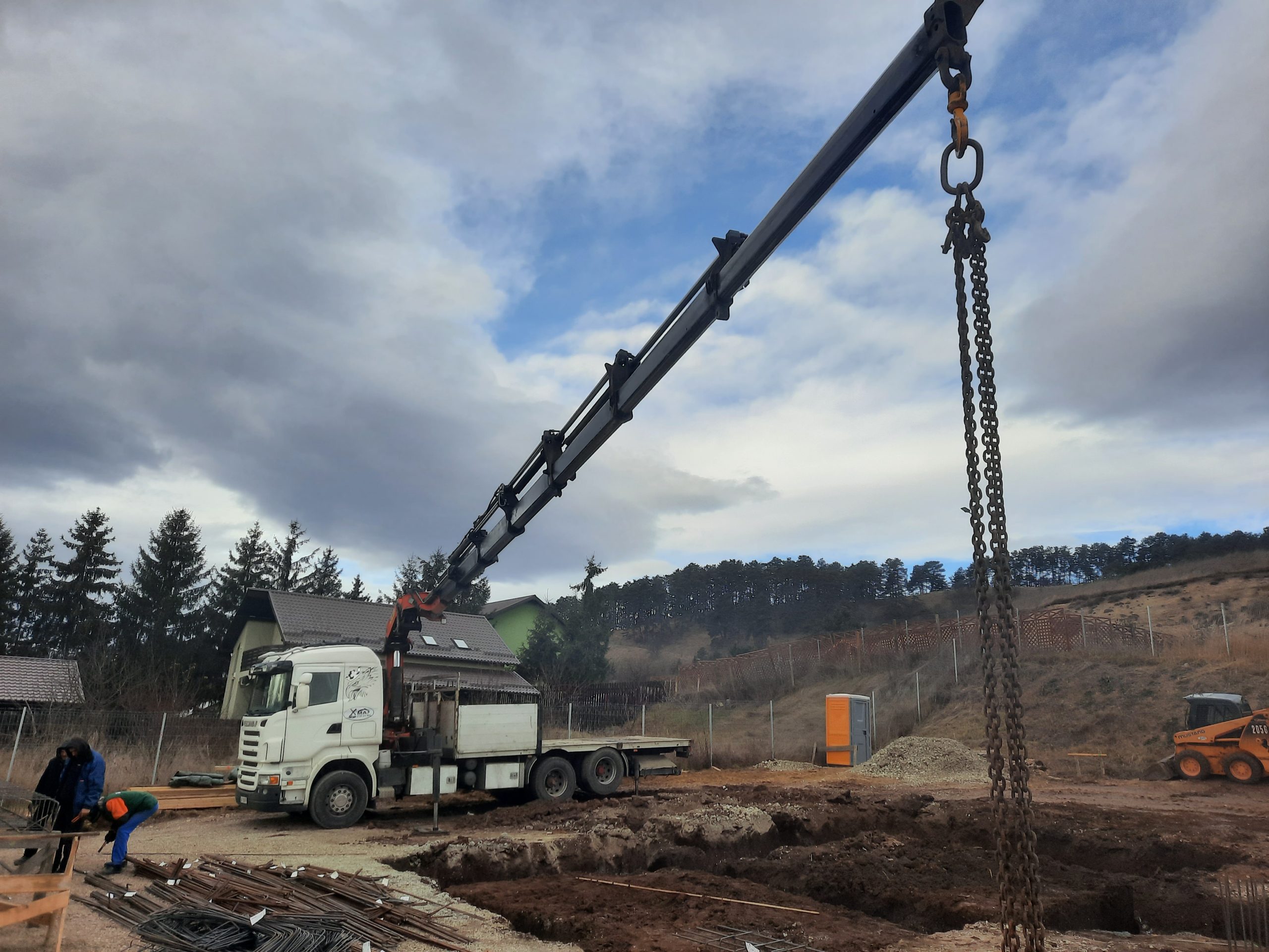 Inchiriez camion cu macara Brasov si imprejurimi