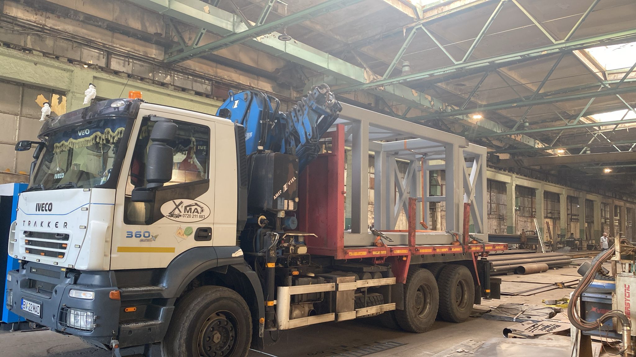 Inchiriez camion cu macara