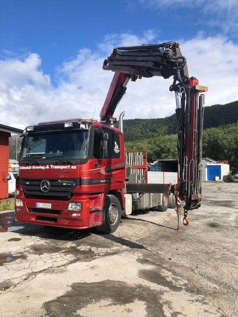 Camion cu brat macara
