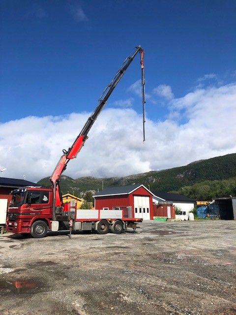 Camion cu brat macara