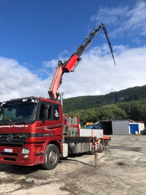 Camion cu brat macara
