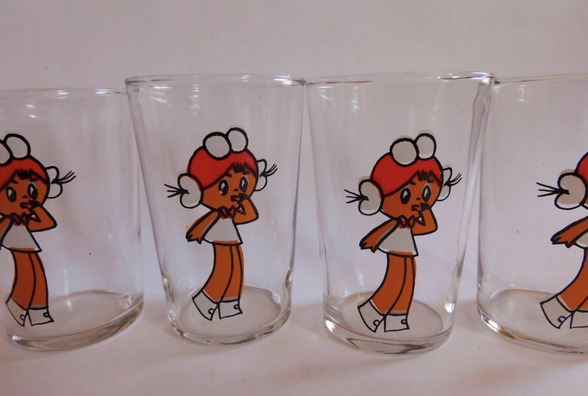 Caut pahare romanesti din sticla cu Mihaela