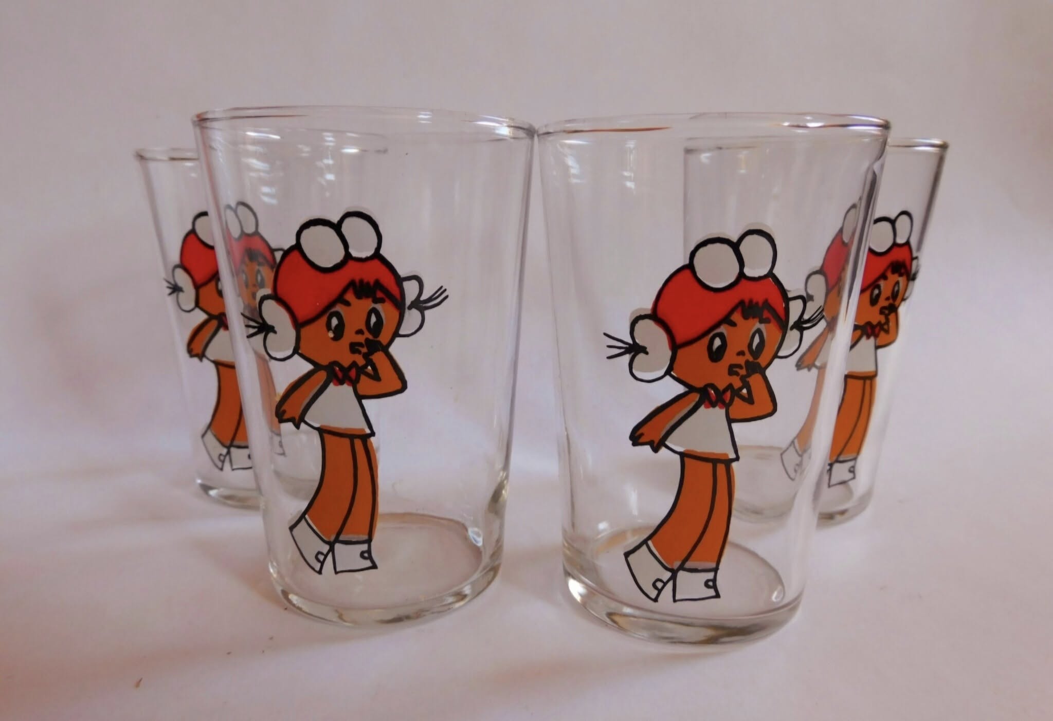 Caut pahare romanesti din sticla cu Mihaela