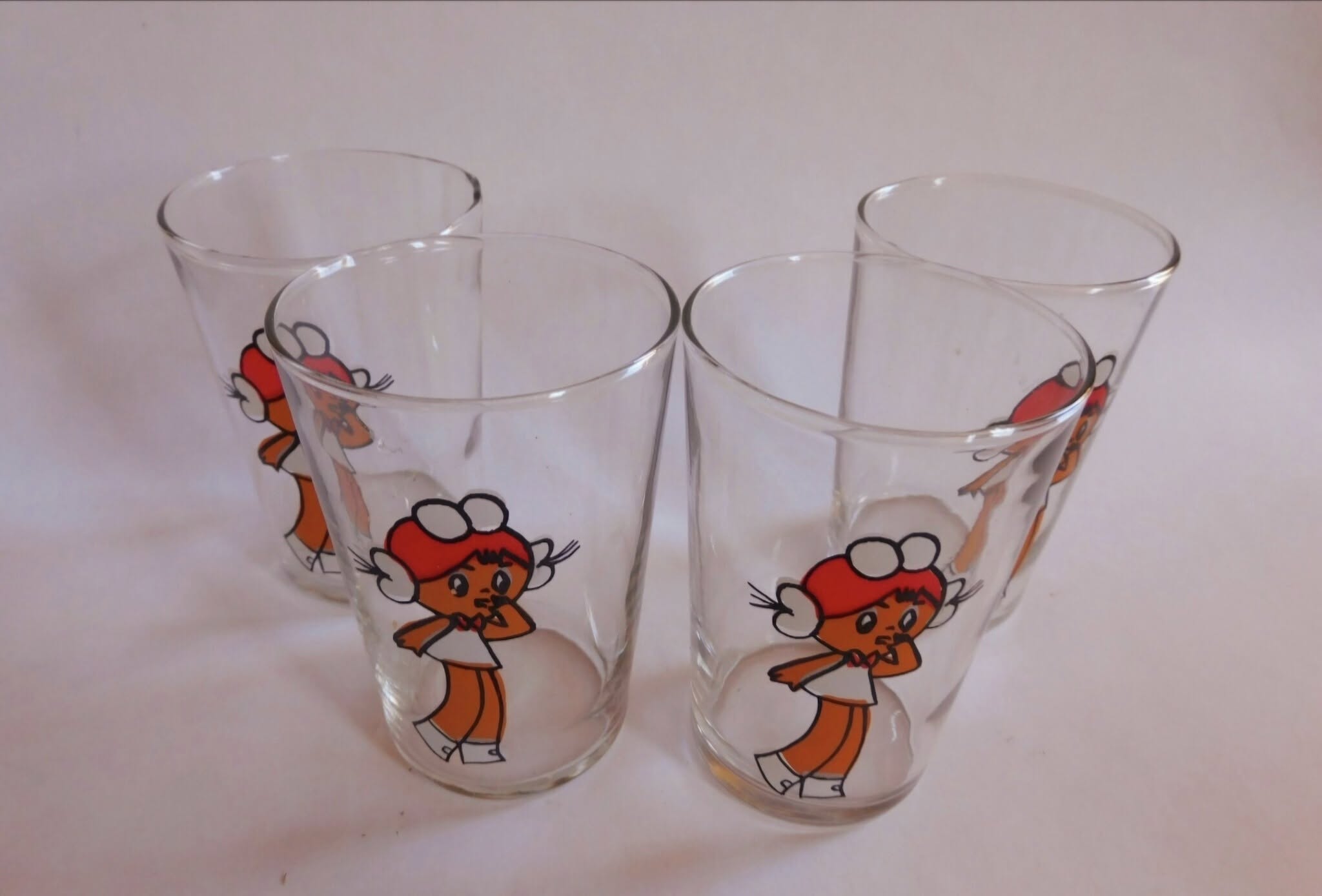 Caut pahare romanesti din sticla cu Mihaela