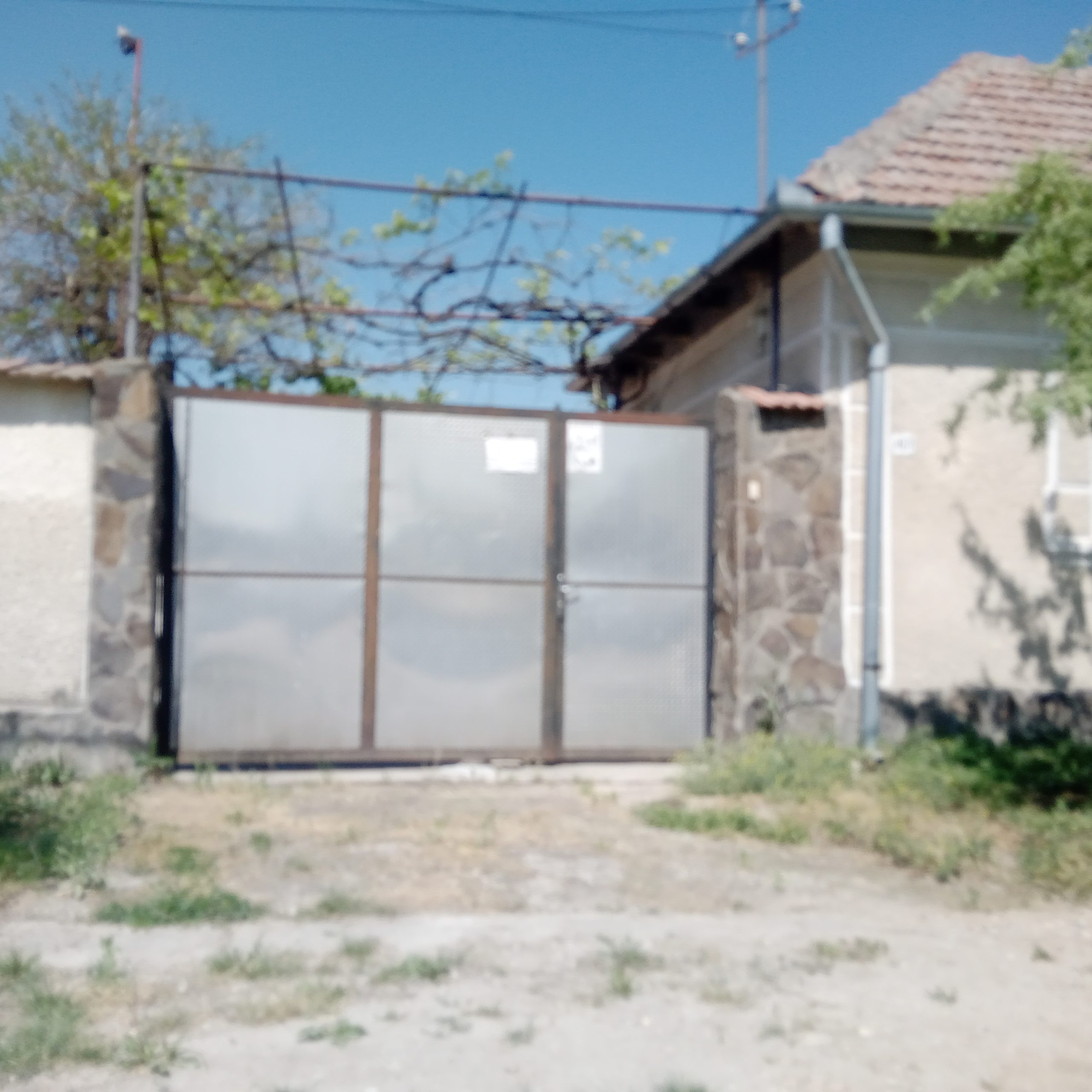 Vindem doua căsuțe singur in curte și gradina la 36 km de Oradea