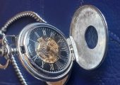 Ceas de buzunar clasic schelet | Akribos XXIV AK609 – Eleganță care bate la timp