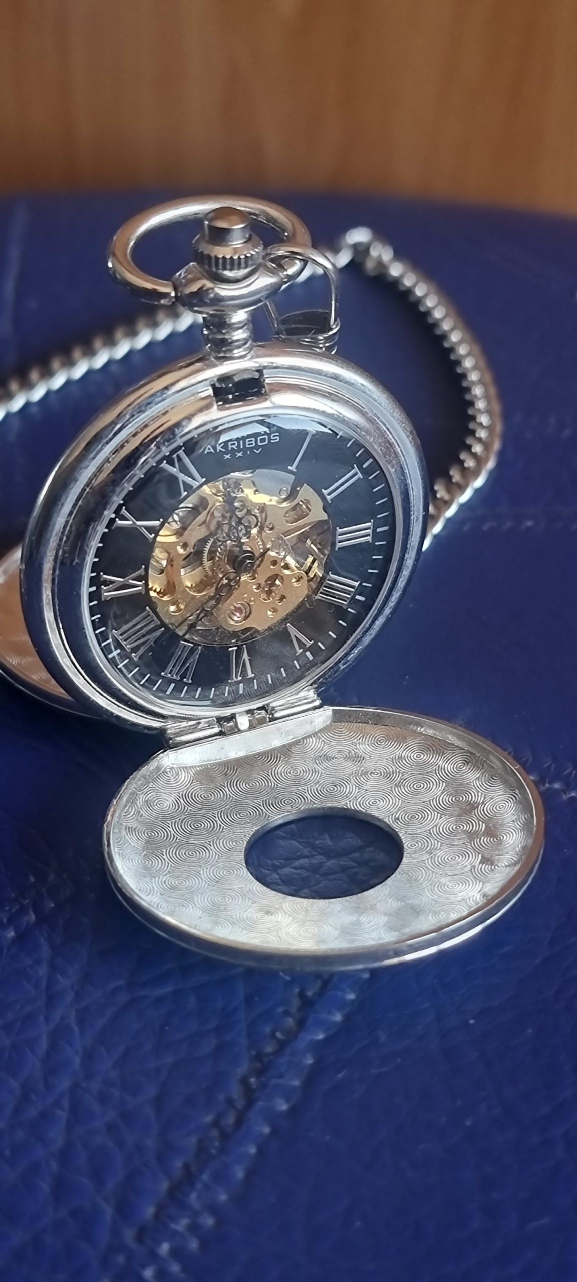 Ceas de buzunar clasic schelet | Akribos XXIV AK609 – Eleganță care bate la timp