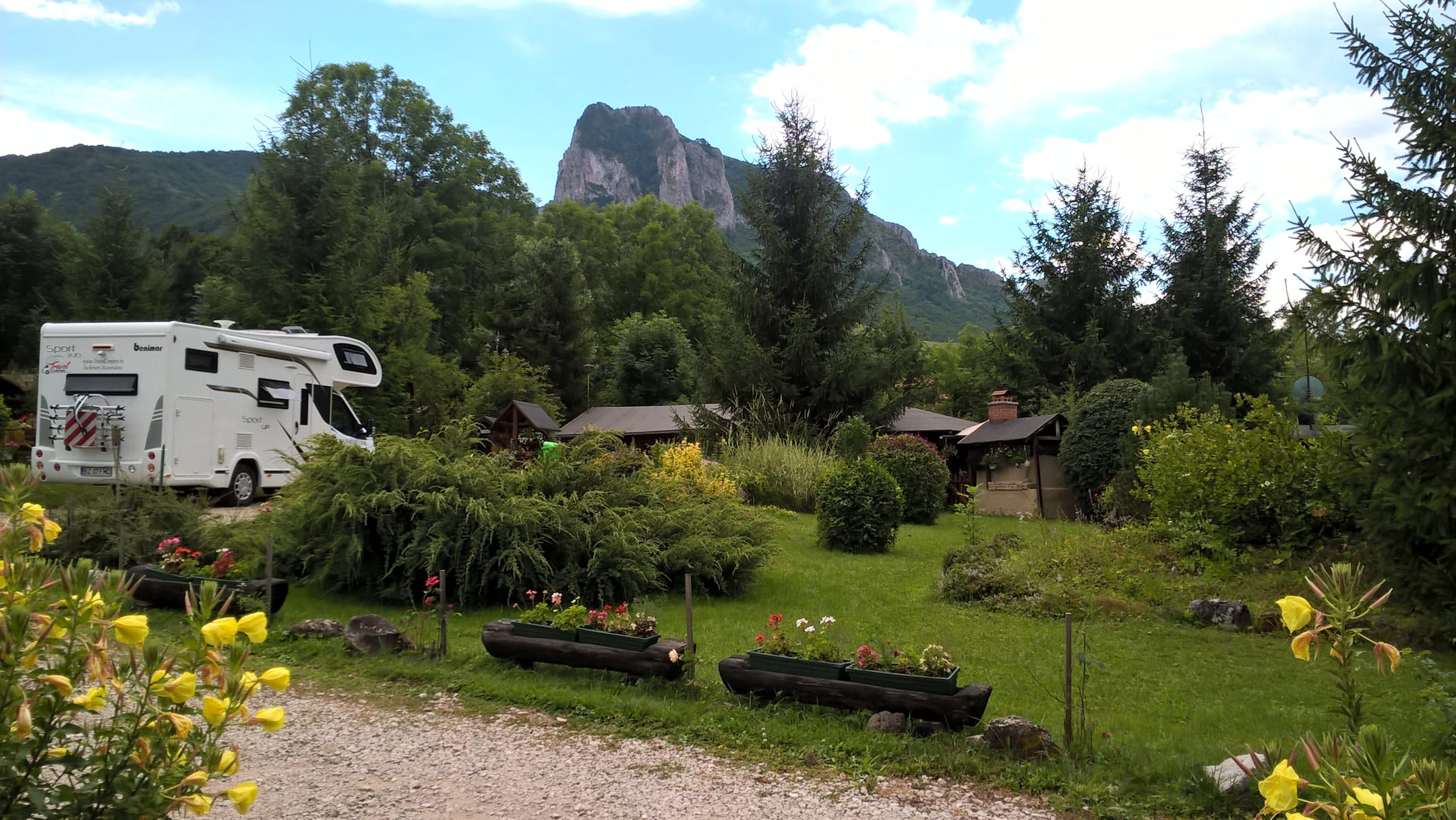 DE VANZARE: Complexul turistic GYOPAR / Floare de Colț, din Rimetea jud. Alba