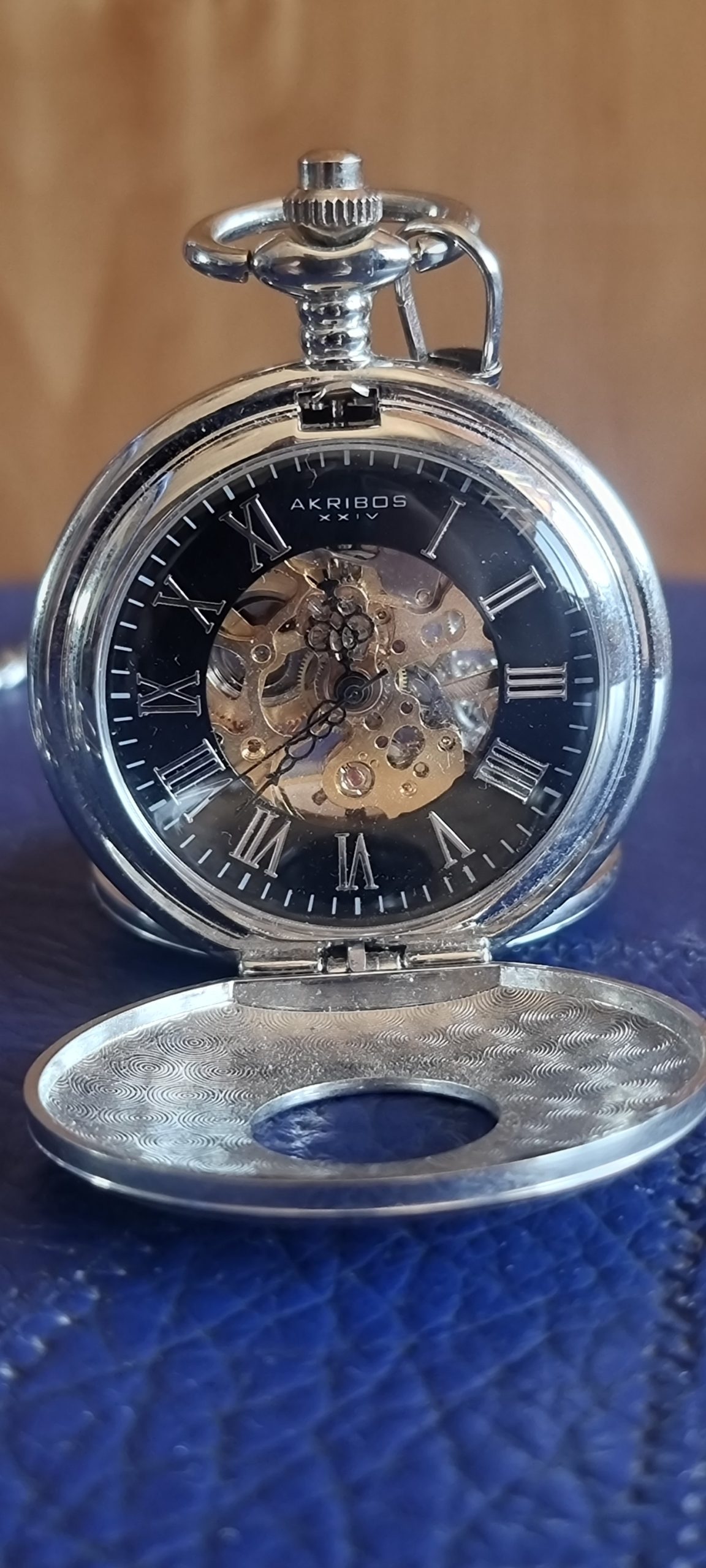 Ceas de buzunar clasic schelet | Akribos XXIV AK609 – Eleganță care bate la timp