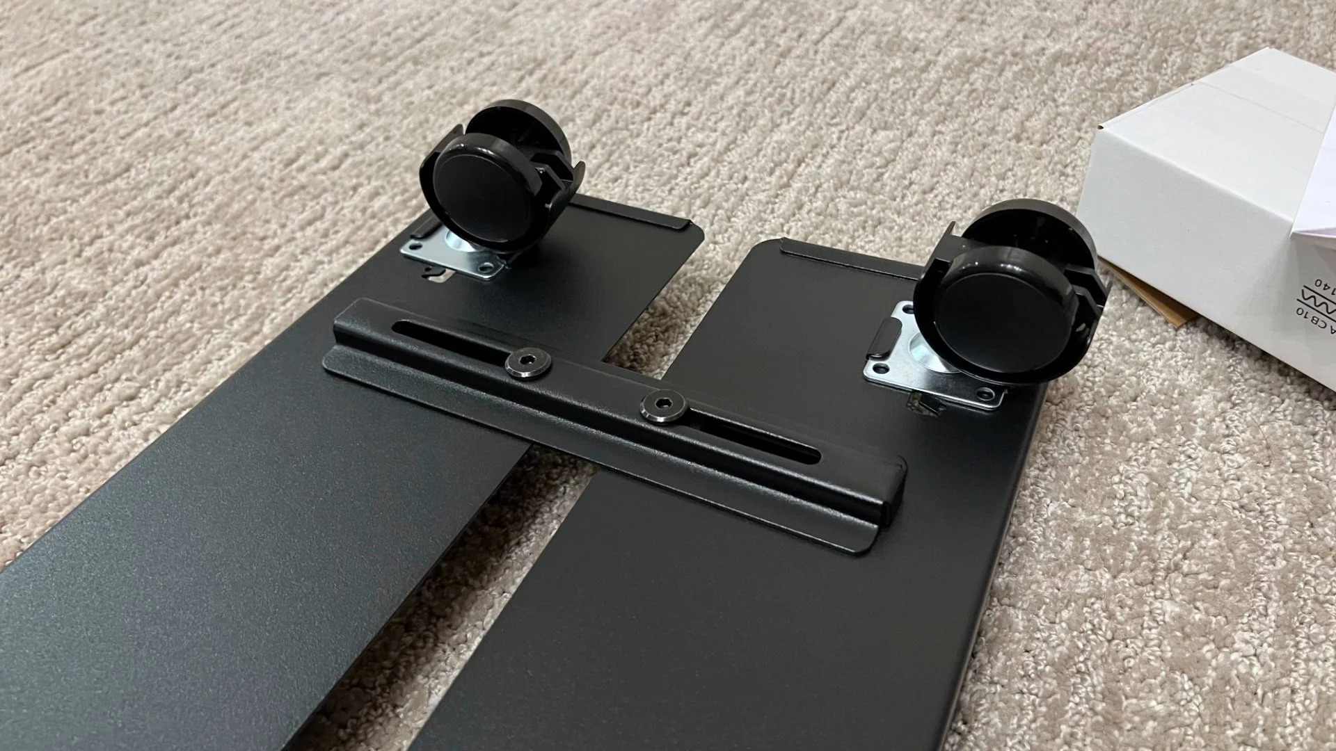 Suport Unitate Centrală cu Roți – Practic și Rezistent