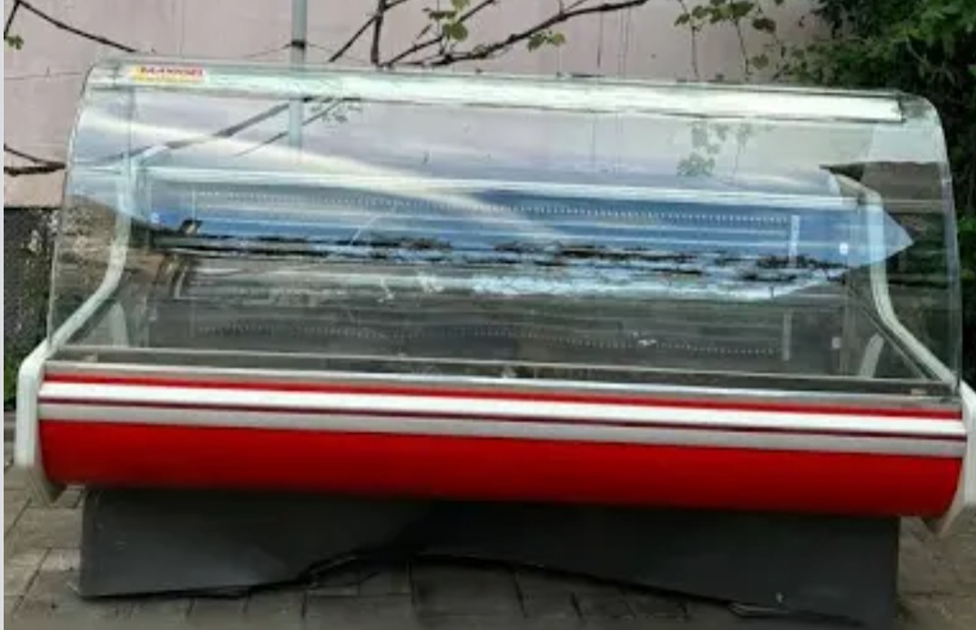 Vand 2 vitrine pt mezeluri lactate carne prajituri