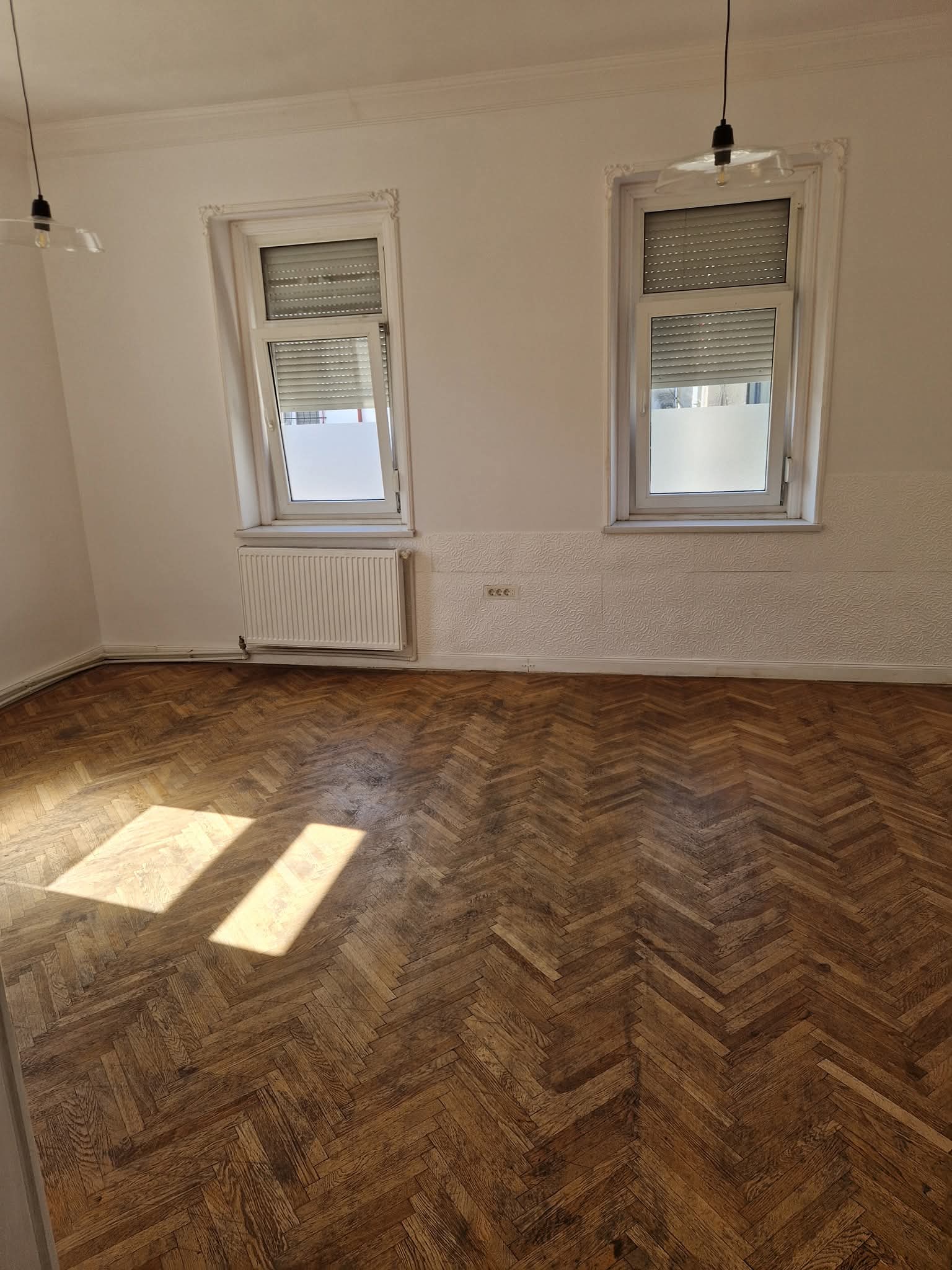Închiriez casa spatiu comercial vis-a-vis de intrarea in Piata Centrala Craiova