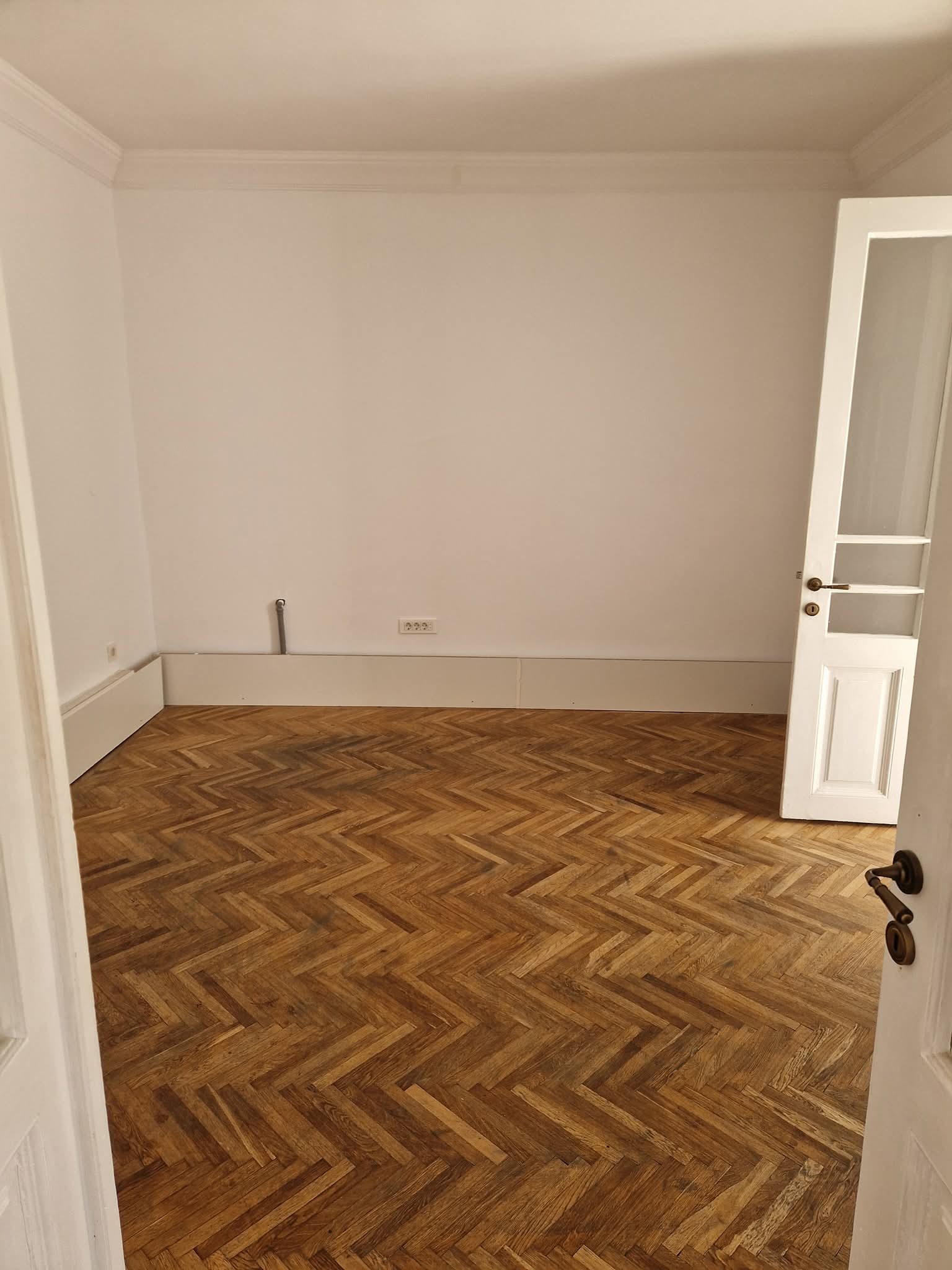 Închiriez casa spatiu comercial vis-a-vis de intrarea in Piata Centrala Craiova
