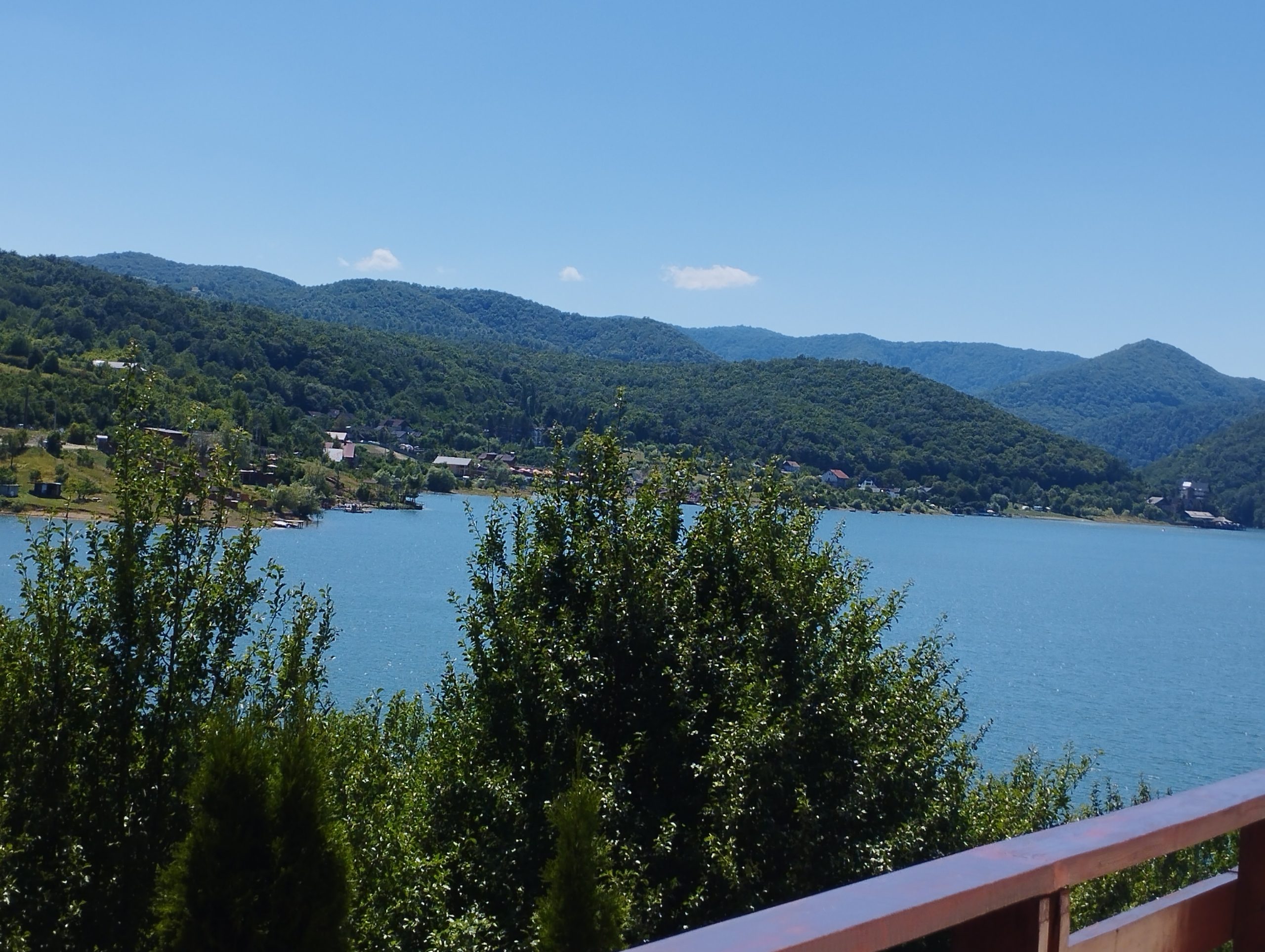 Vand padure pe malul Lacului Cincis, zona de agrement la 10 km de Hunedoarasi 30 km de Deva