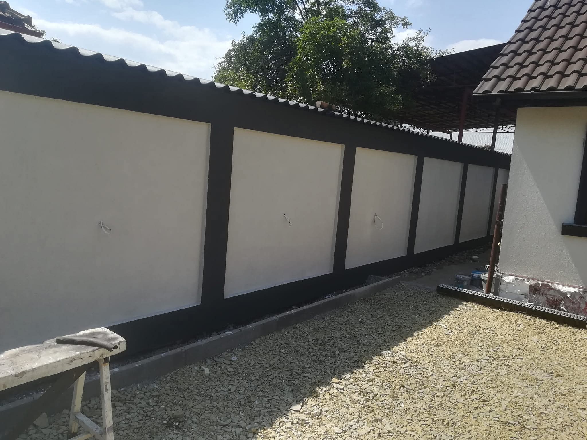 Execut lucrări de finisaje interioare și exterioare