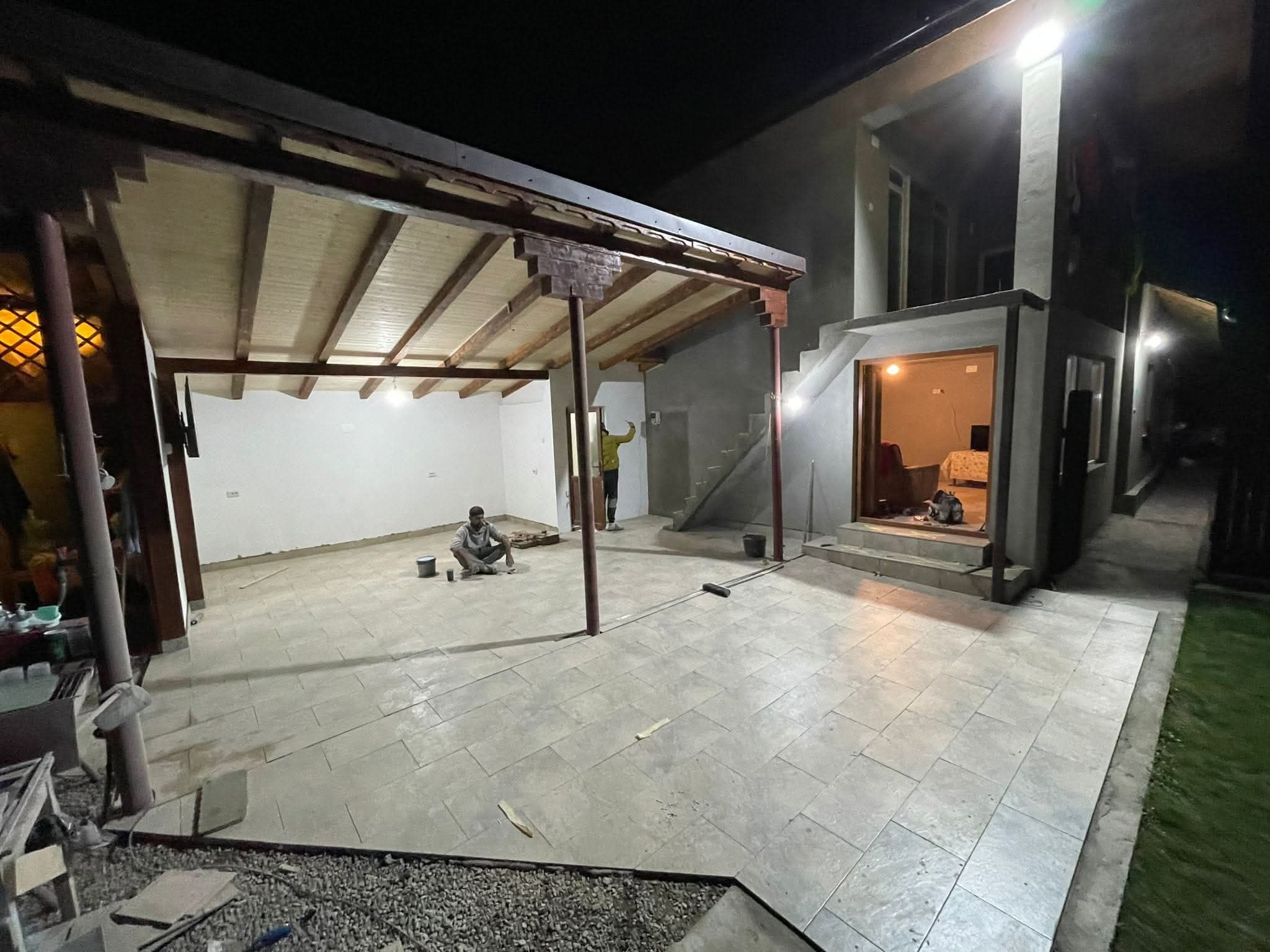 Execut lucrări de finisaje interioare și exterioare