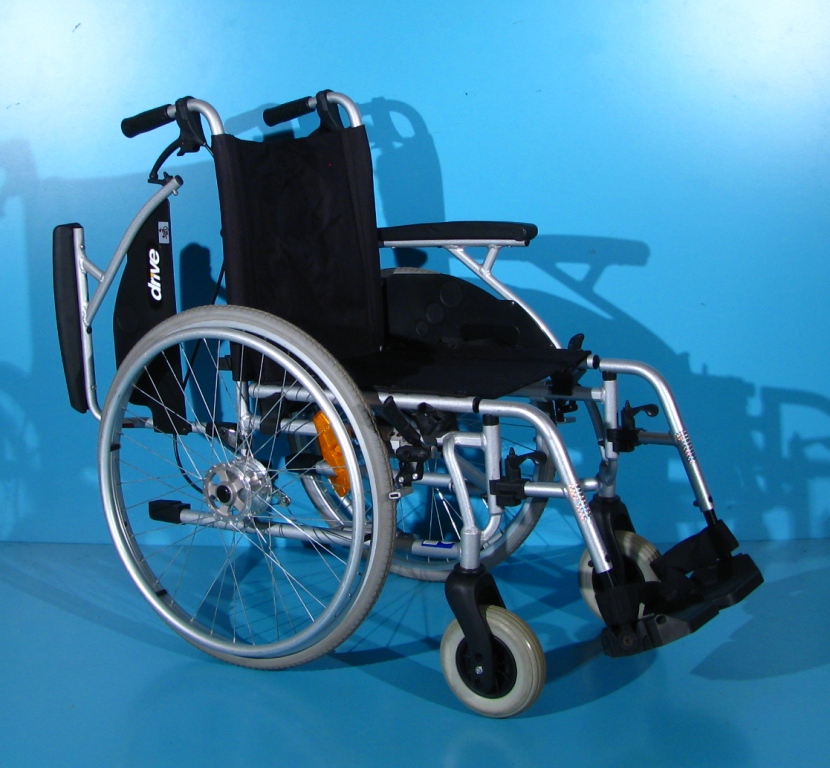 Scaun cu rotile din aluminiu – Drive