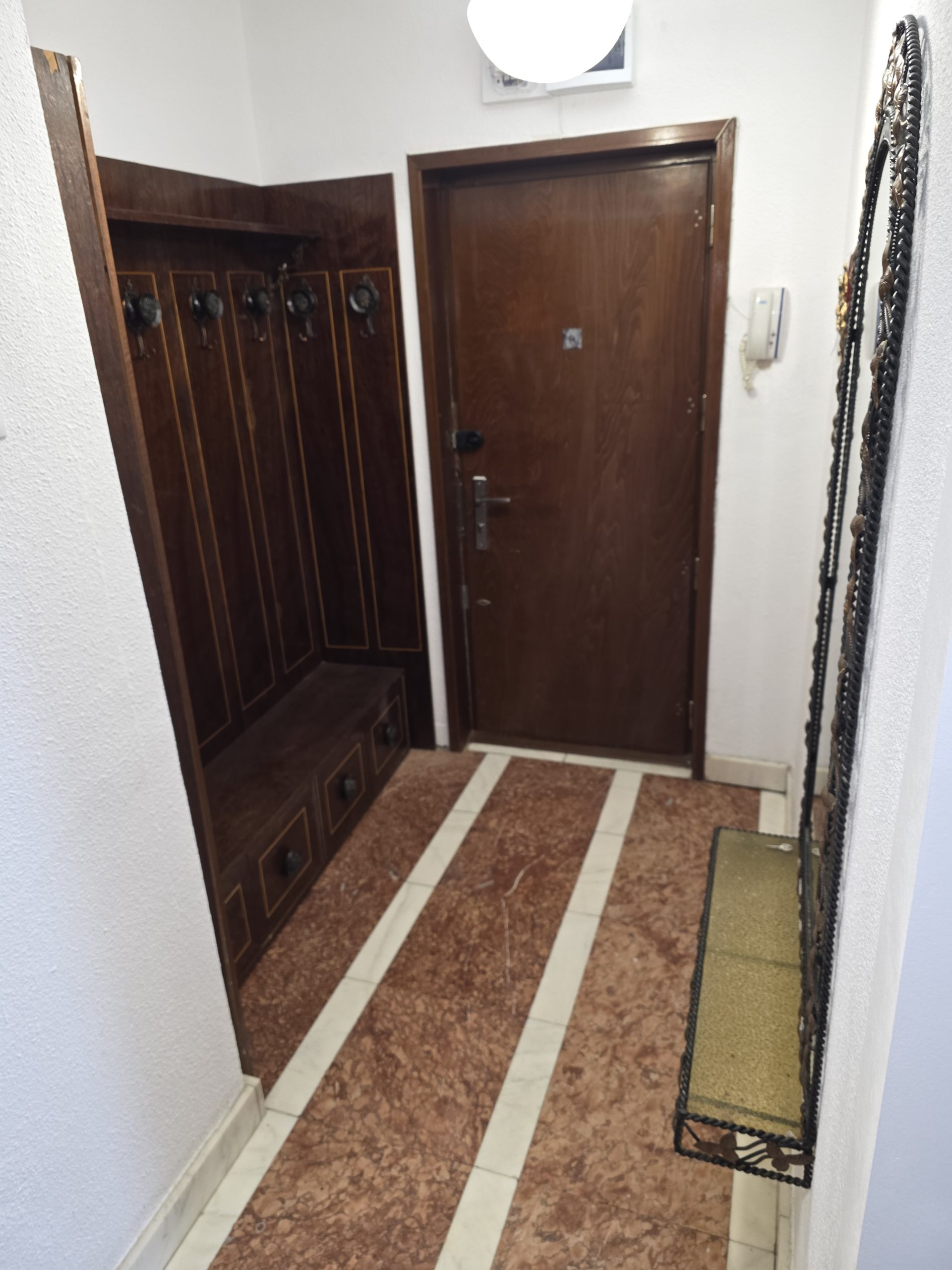 Inchiriez apartament 3 camere mobilat si utilat, central