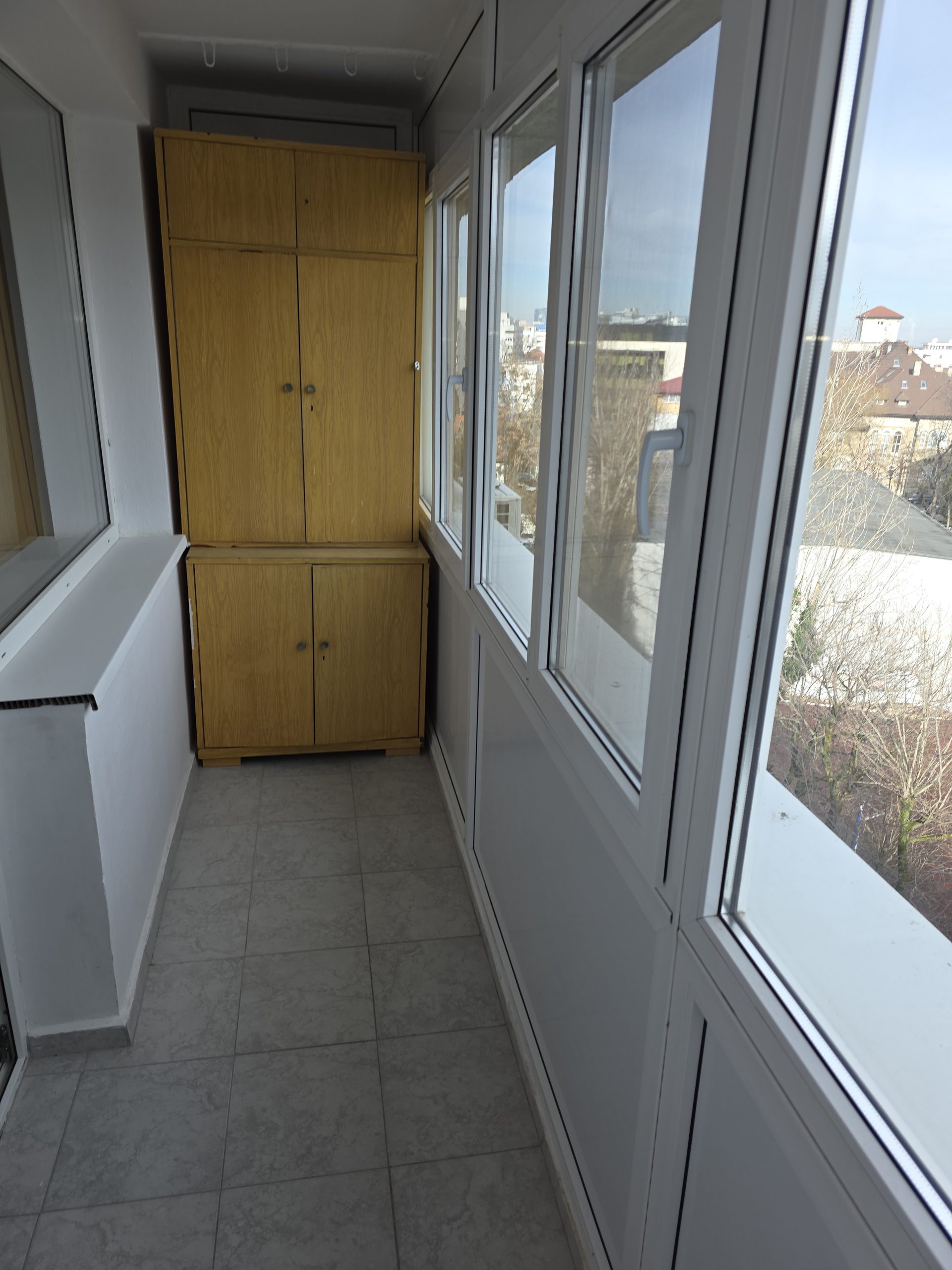 Inchiriez apartament 3 camere mobilat si utilat, central