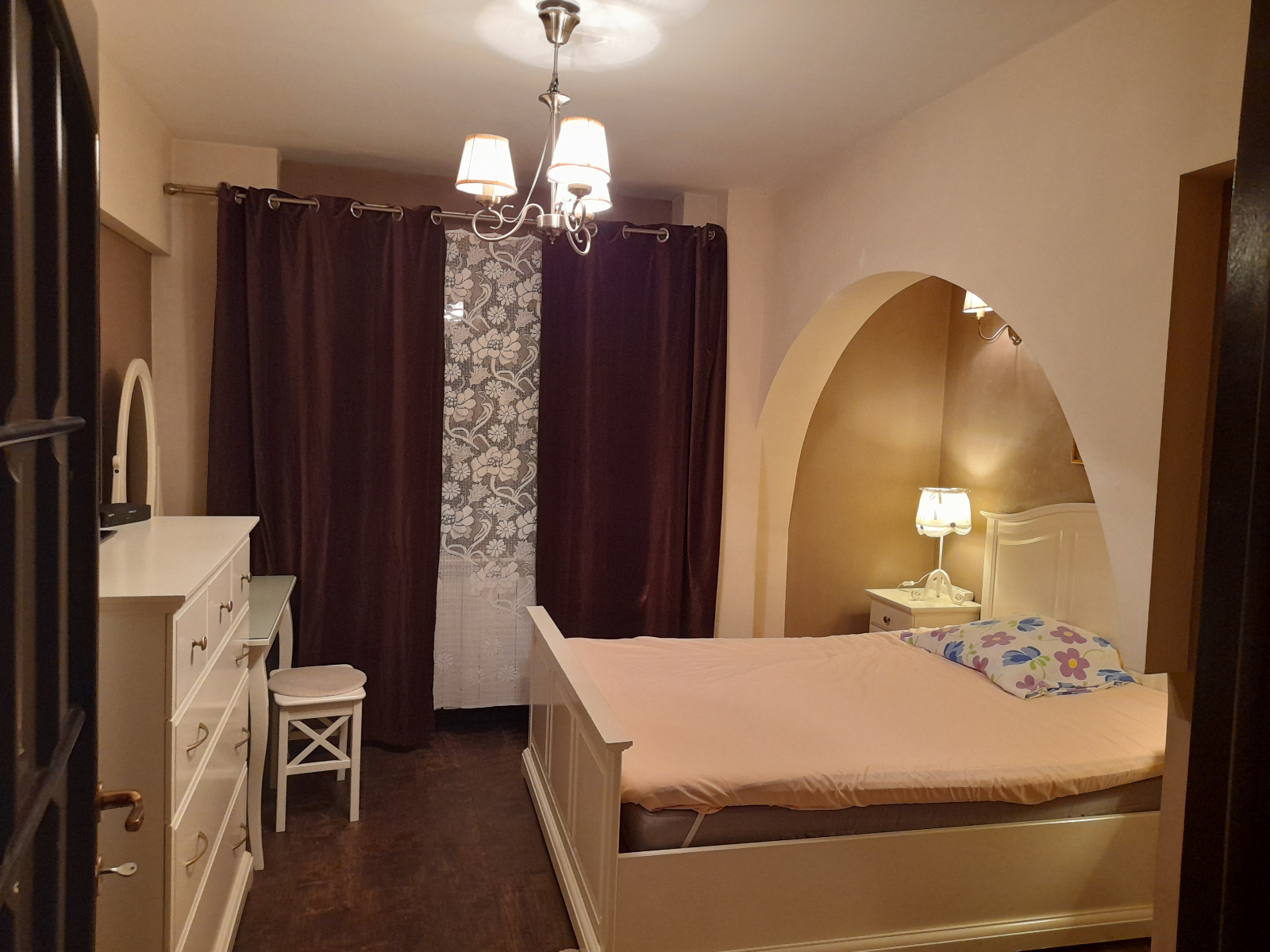 Apartament cu 2 camere, decomandat, cu parcare, București, Teiuș, proprietar.