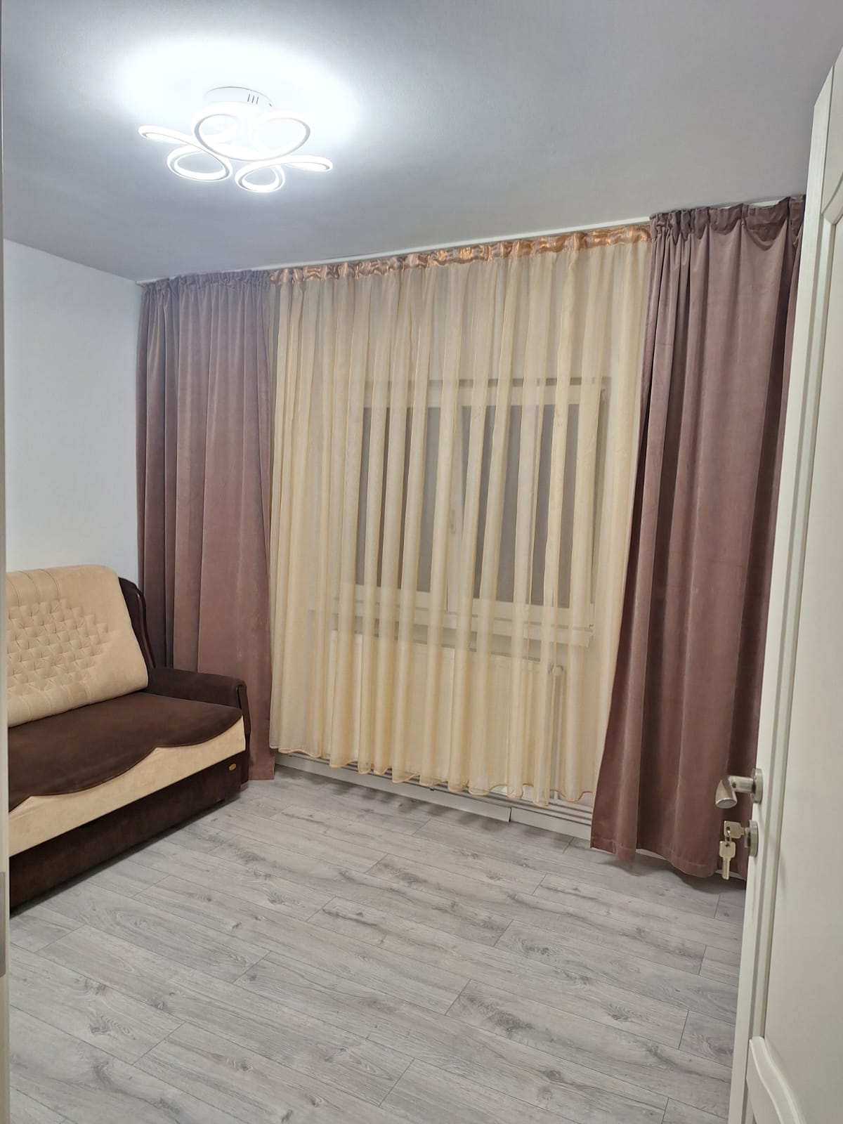 Închiriez apartament 2cam loc Roma sunt proprietar t