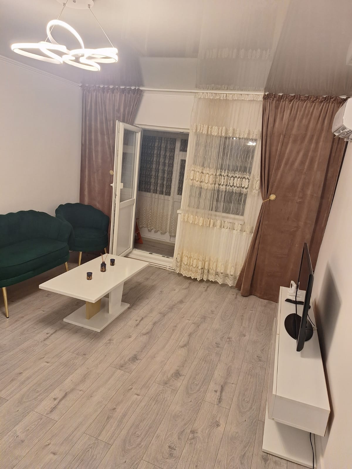 Închiriez apartament 2cam loc Roma sunt proprietar t
