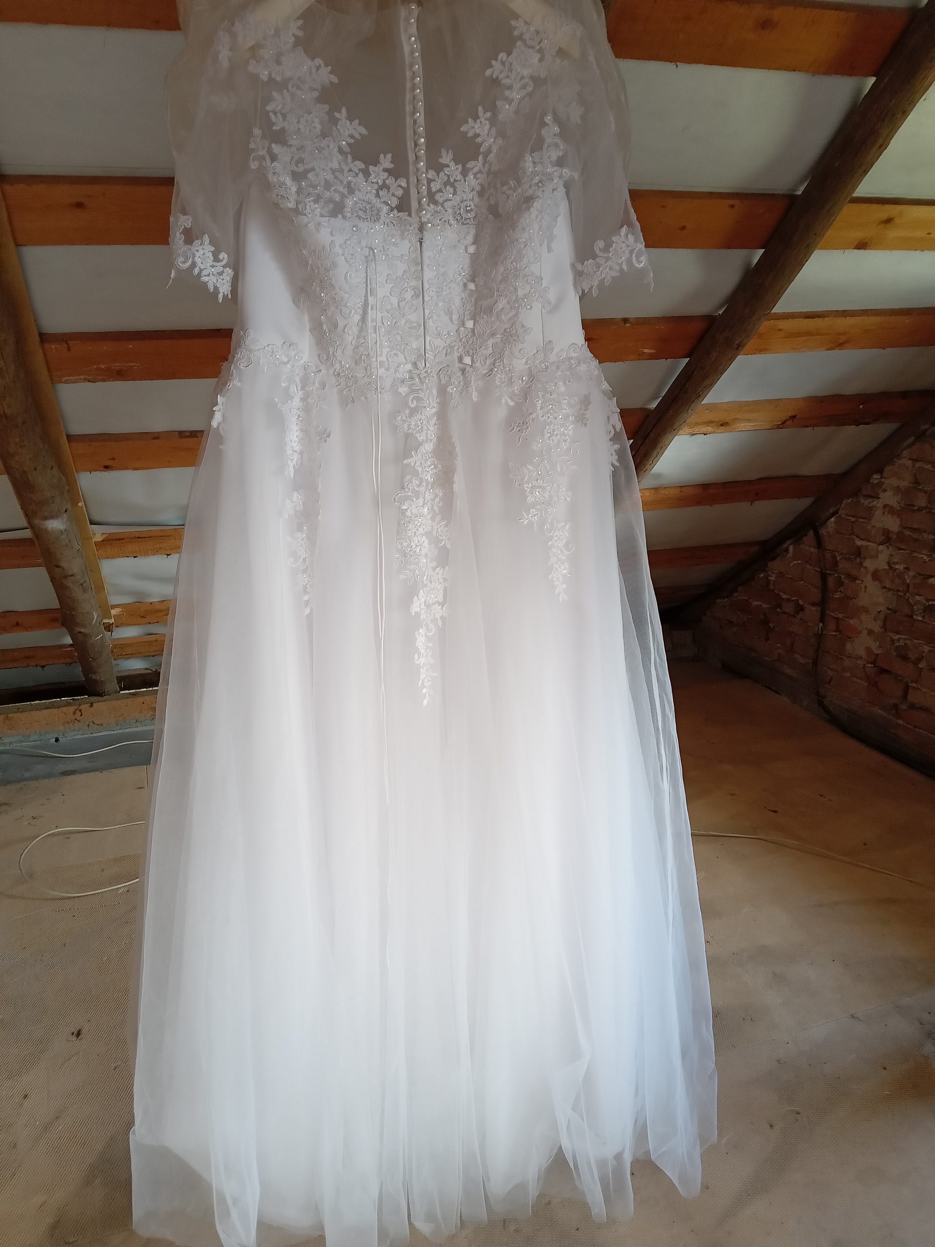 Vând rochie de mireasă făcută la comandă .