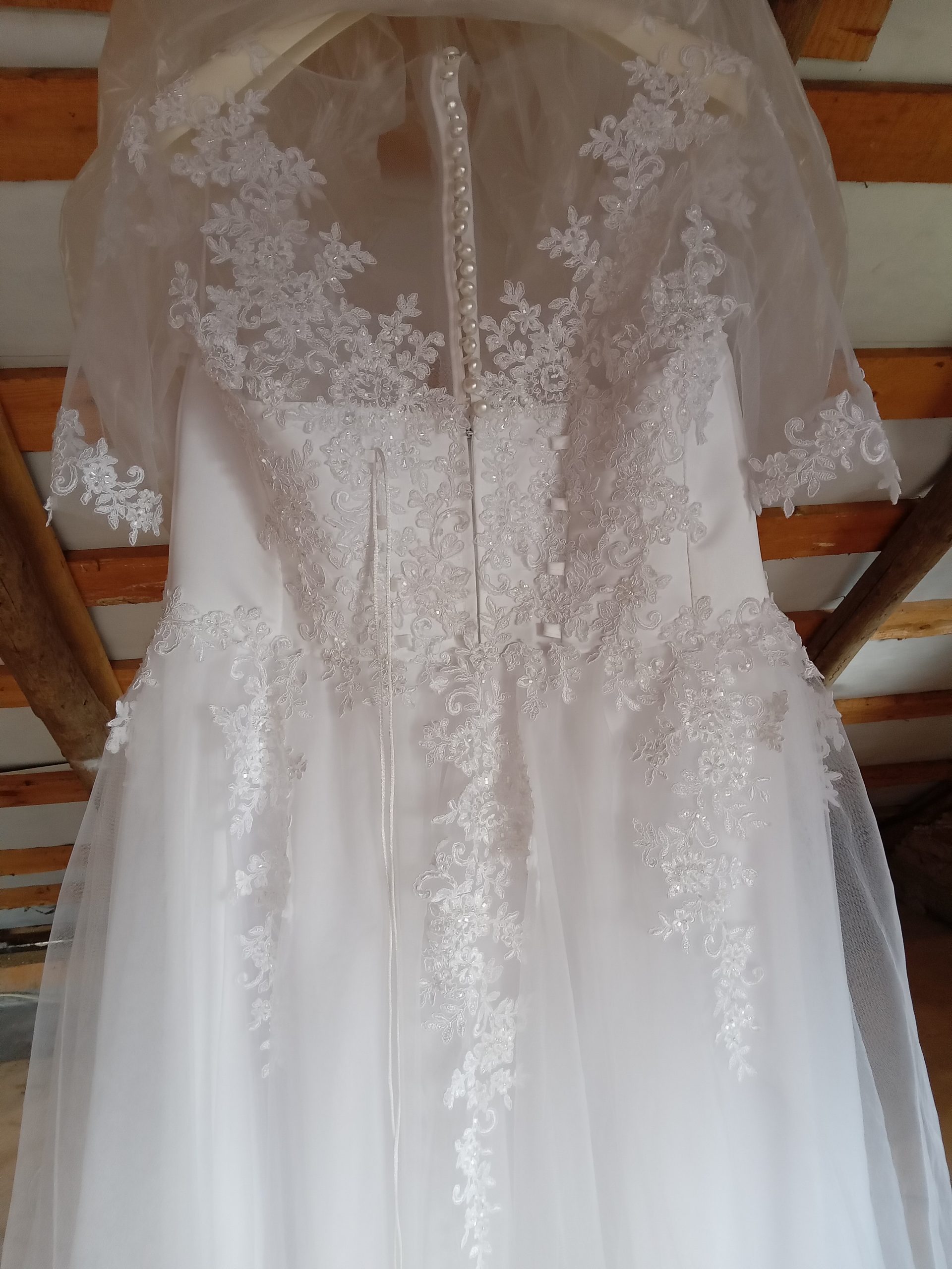 Vând rochie de mireasă făcută la comandă .