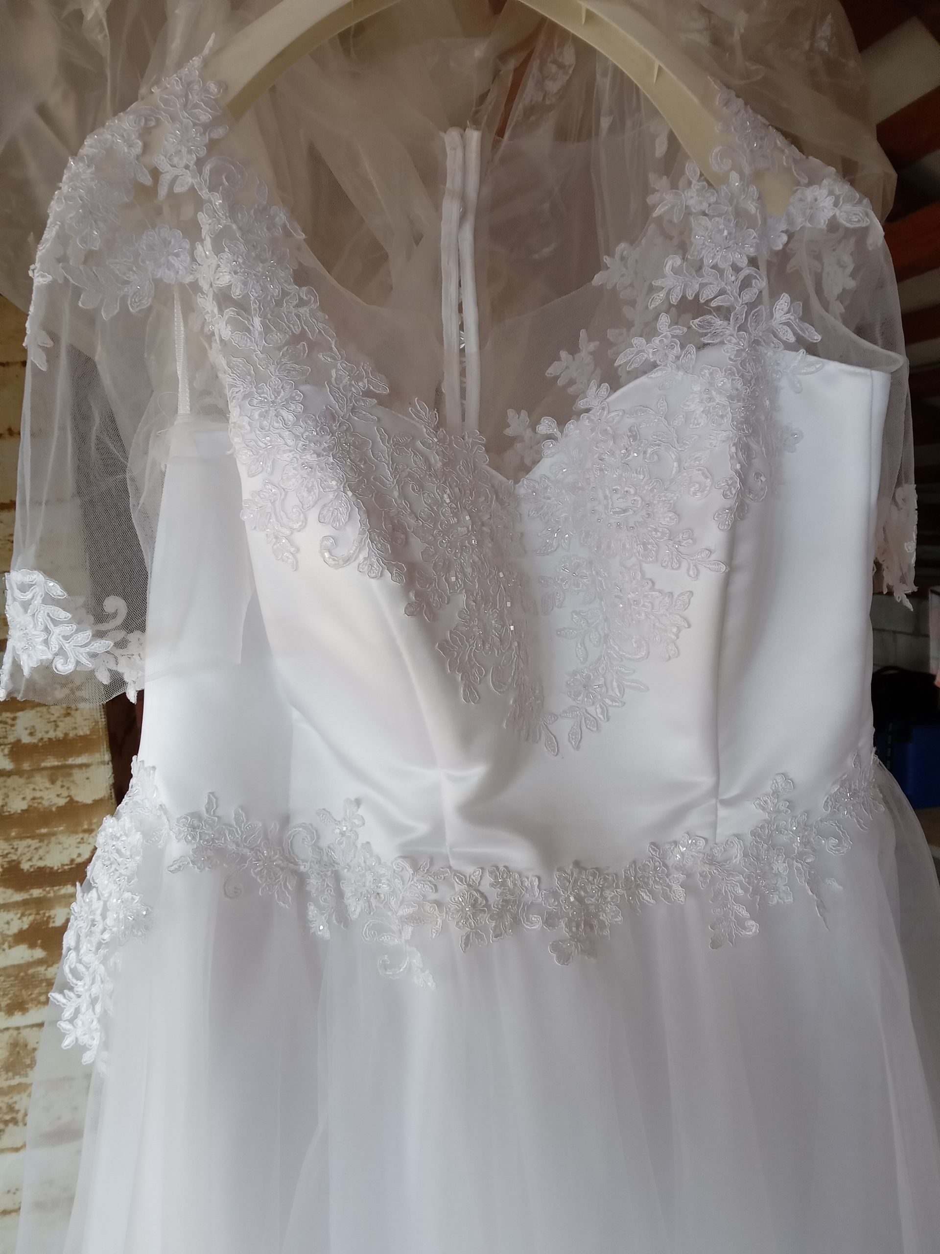 Vând rochie de mireasă făcută la comandă .