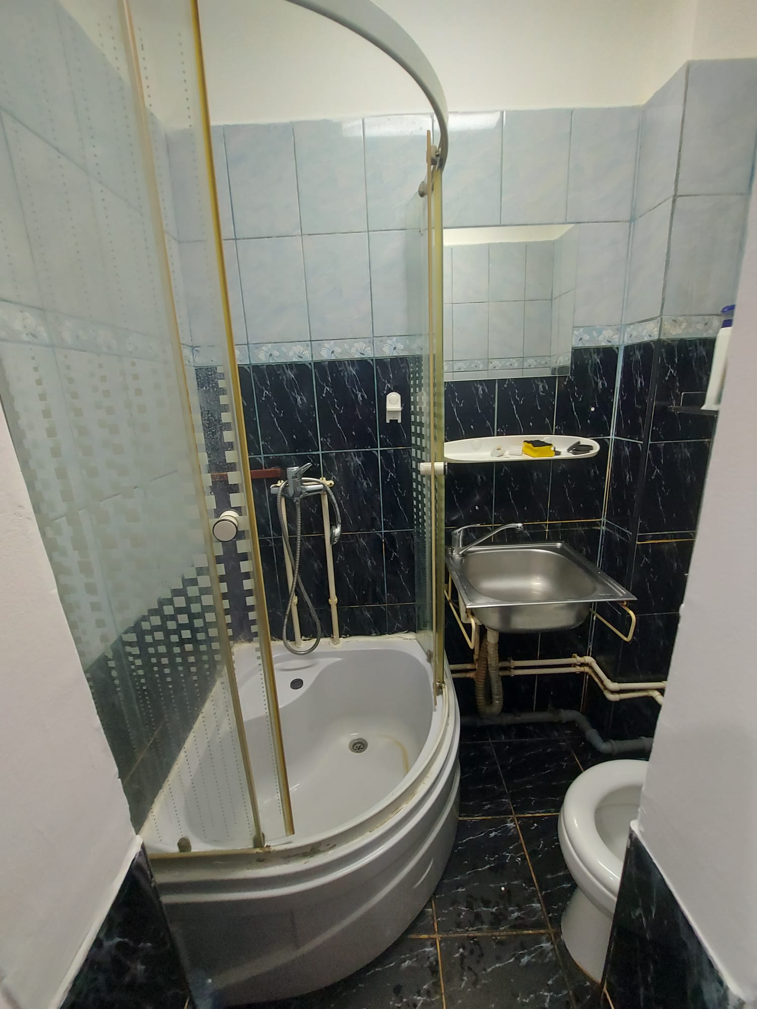 Garsonieră la parter, doar 130 E